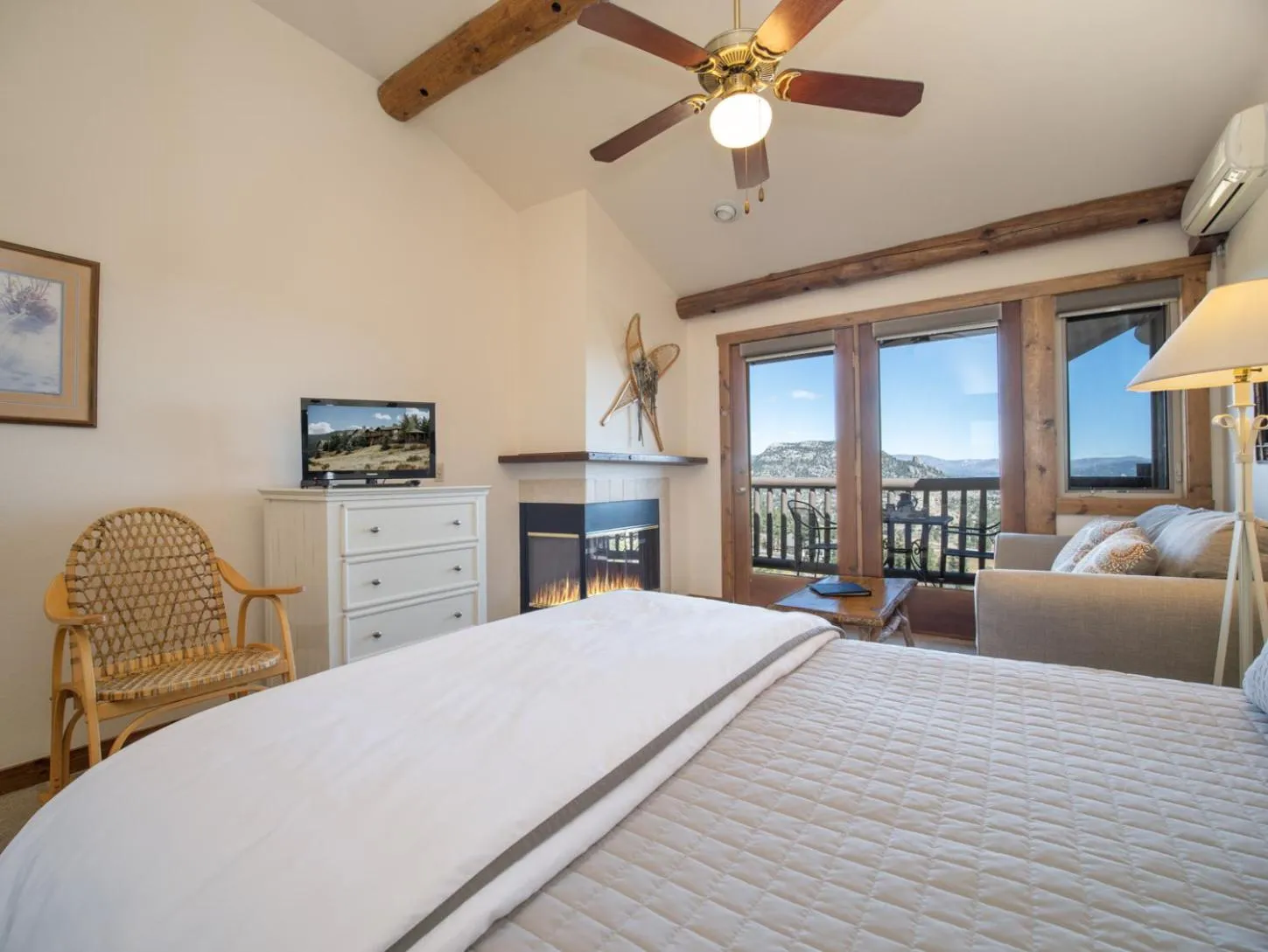 Bed in Taharaa Mountain Lodge