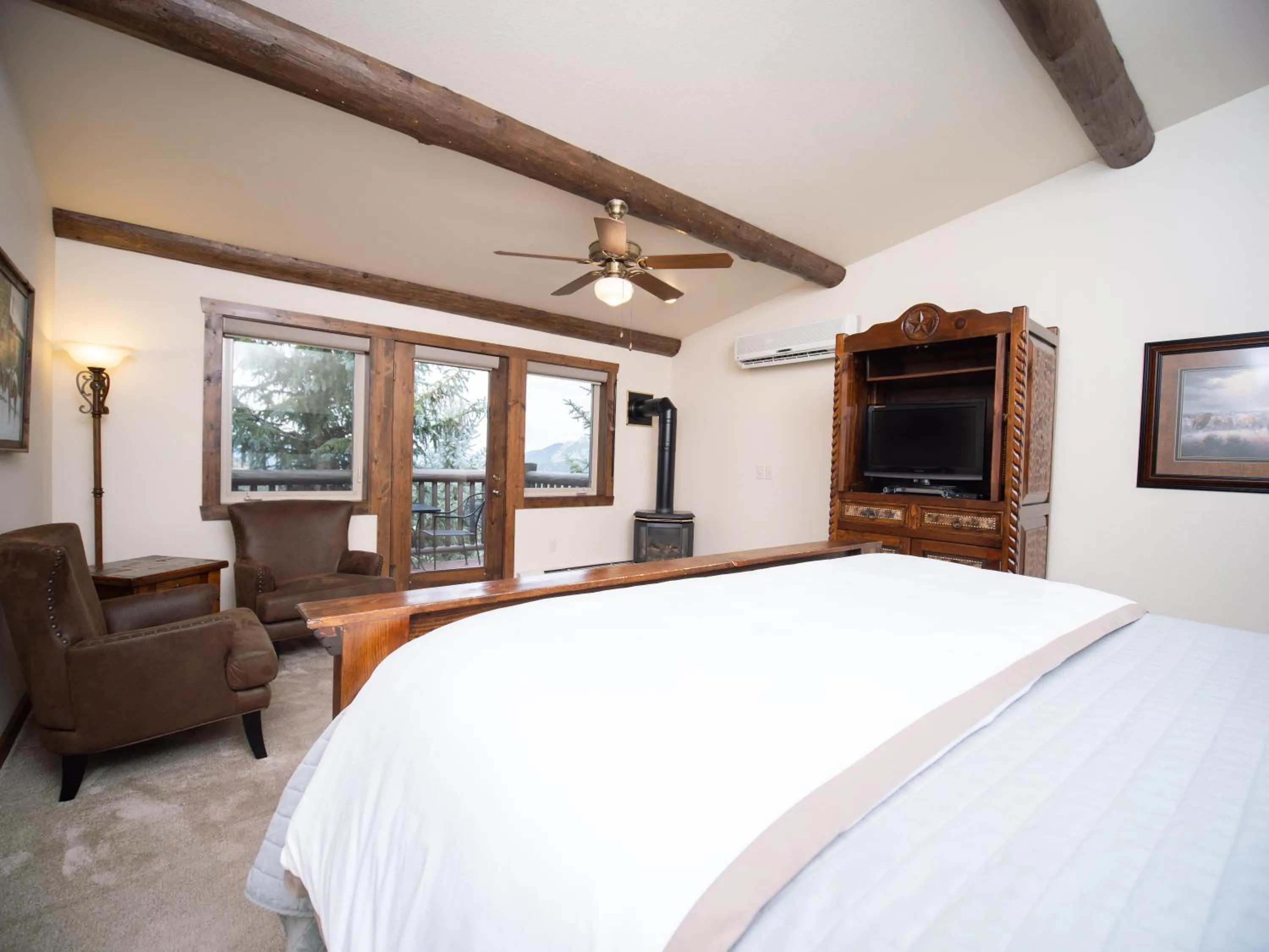 Bed in Taharaa Mountain Lodge