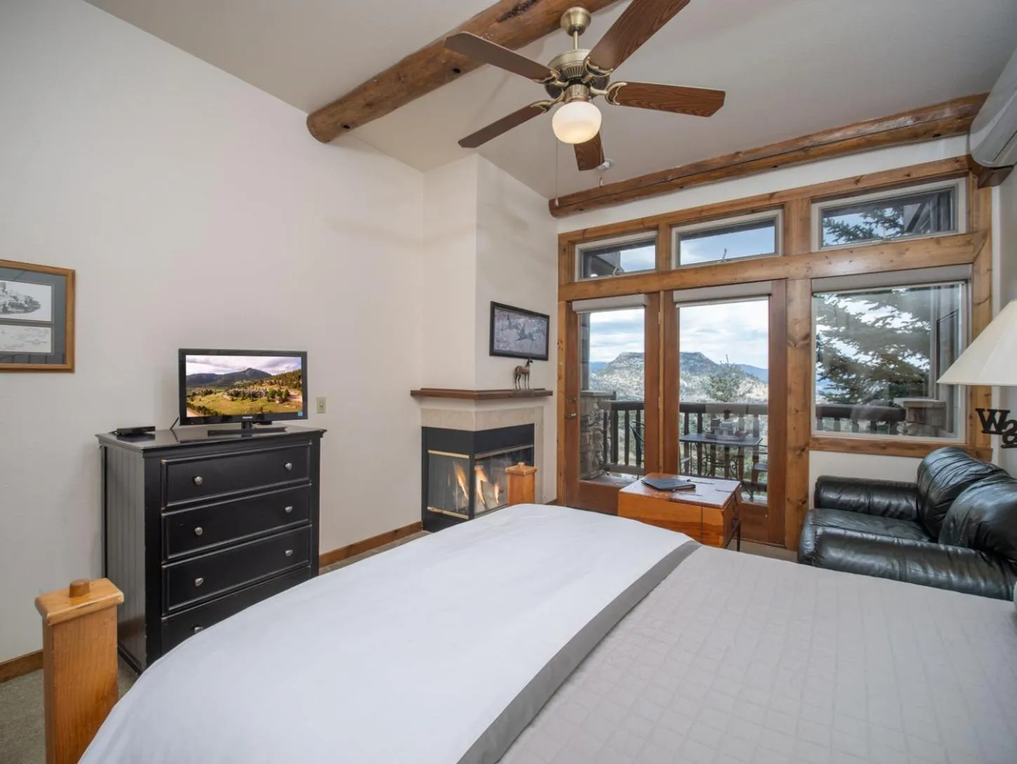 Bed in Taharaa Mountain Lodge