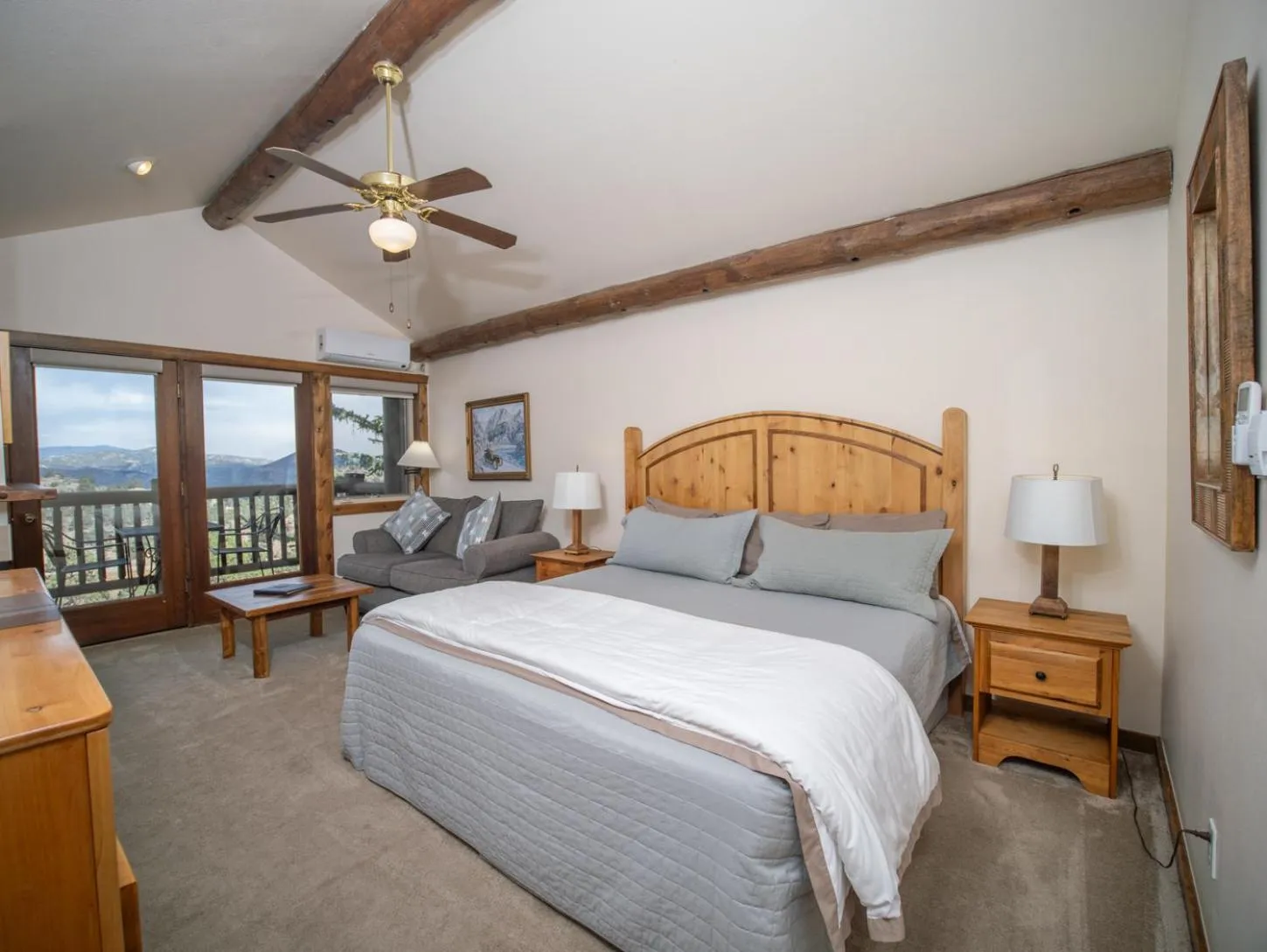 Bed in Taharaa Mountain Lodge