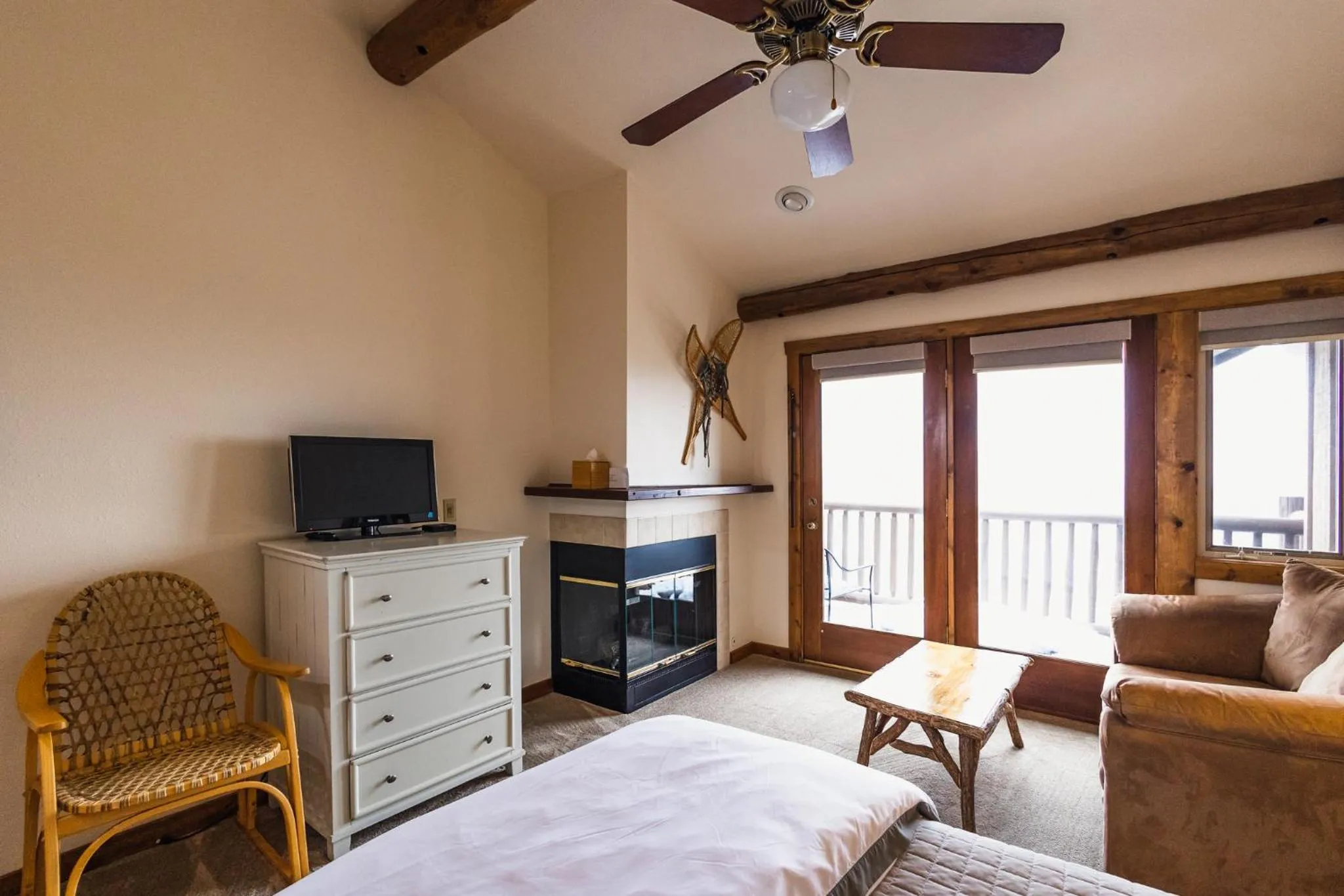 Seating area, Bed in Taharaa Mountain Lodge