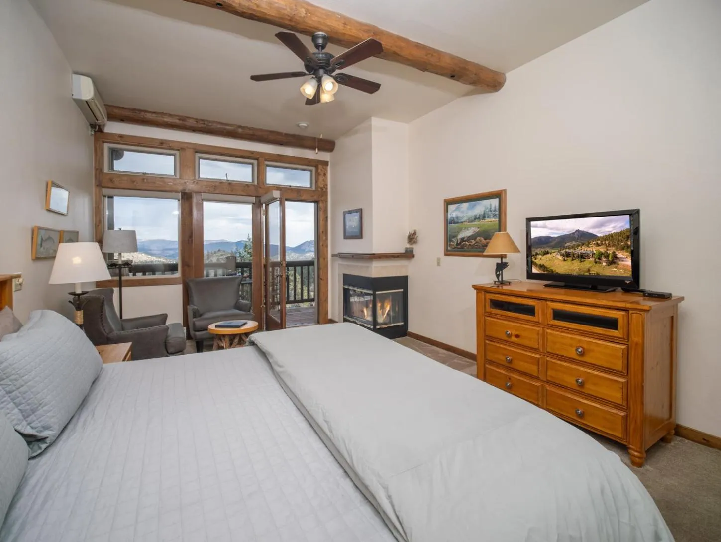 Bed in Taharaa Mountain Lodge