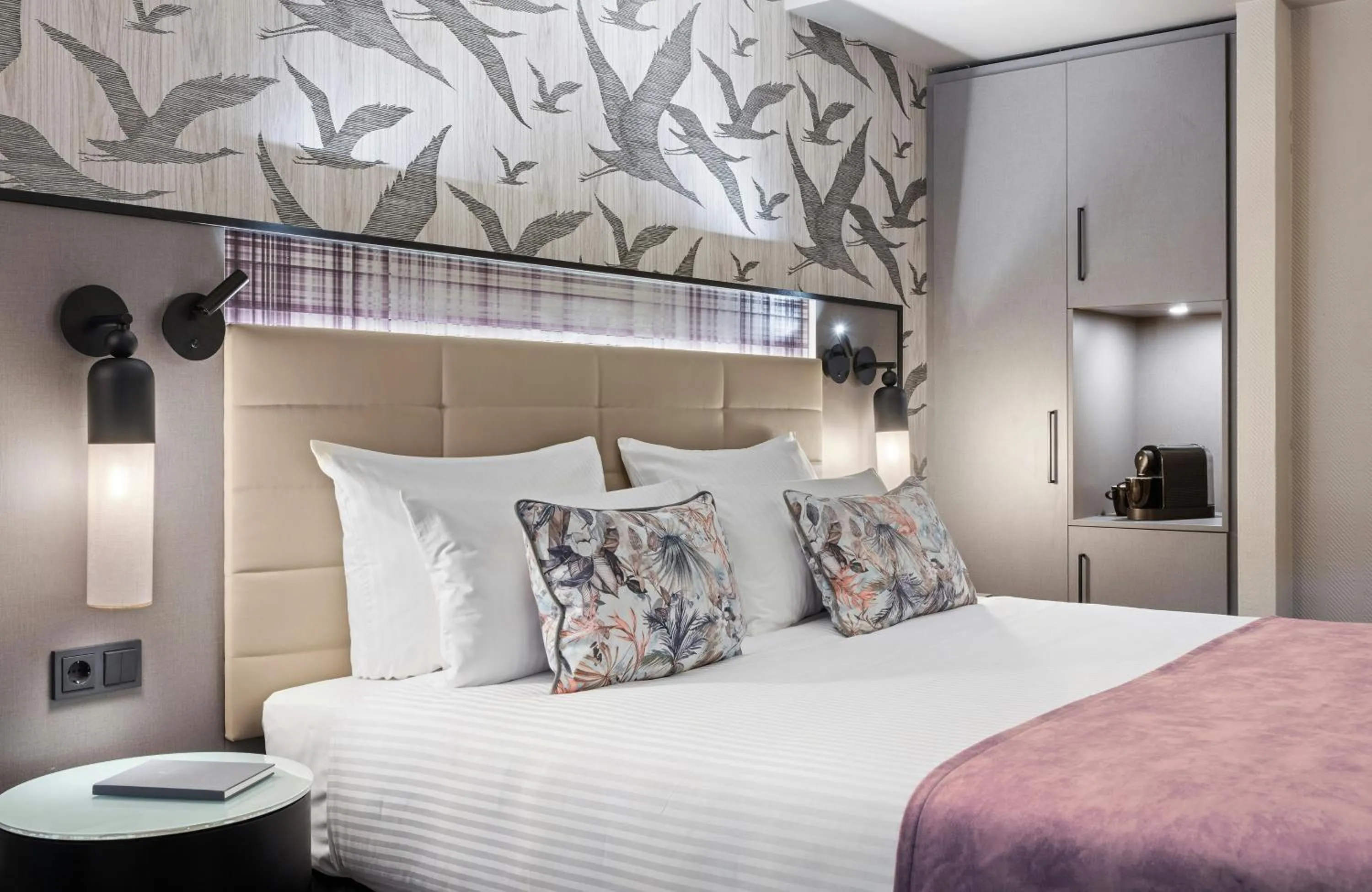 Photo of the whole room, Bed in Leonardo Royal Hotel Frankfurt