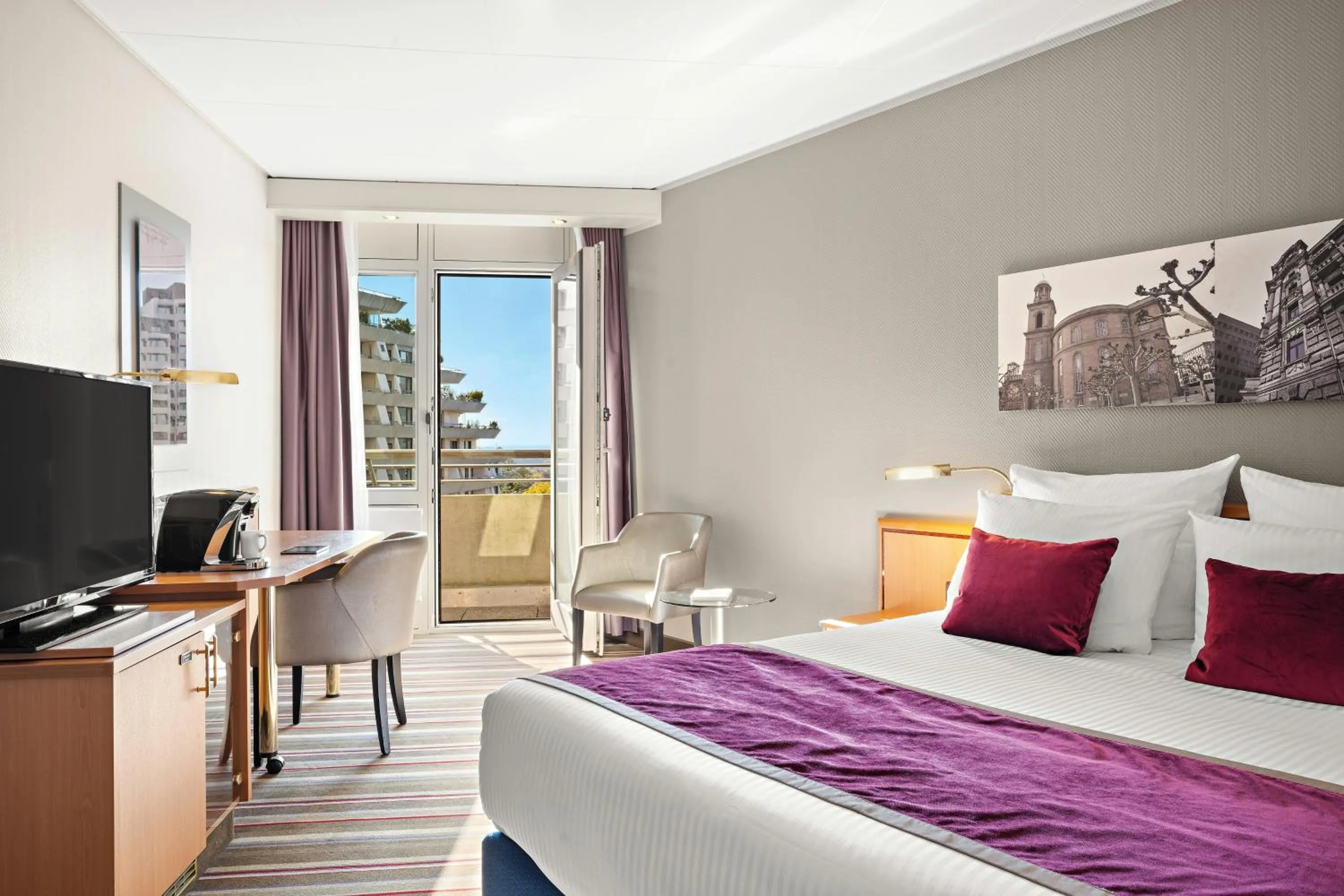 Photo of the whole room, Bed in Leonardo Royal Hotel Frankfurt