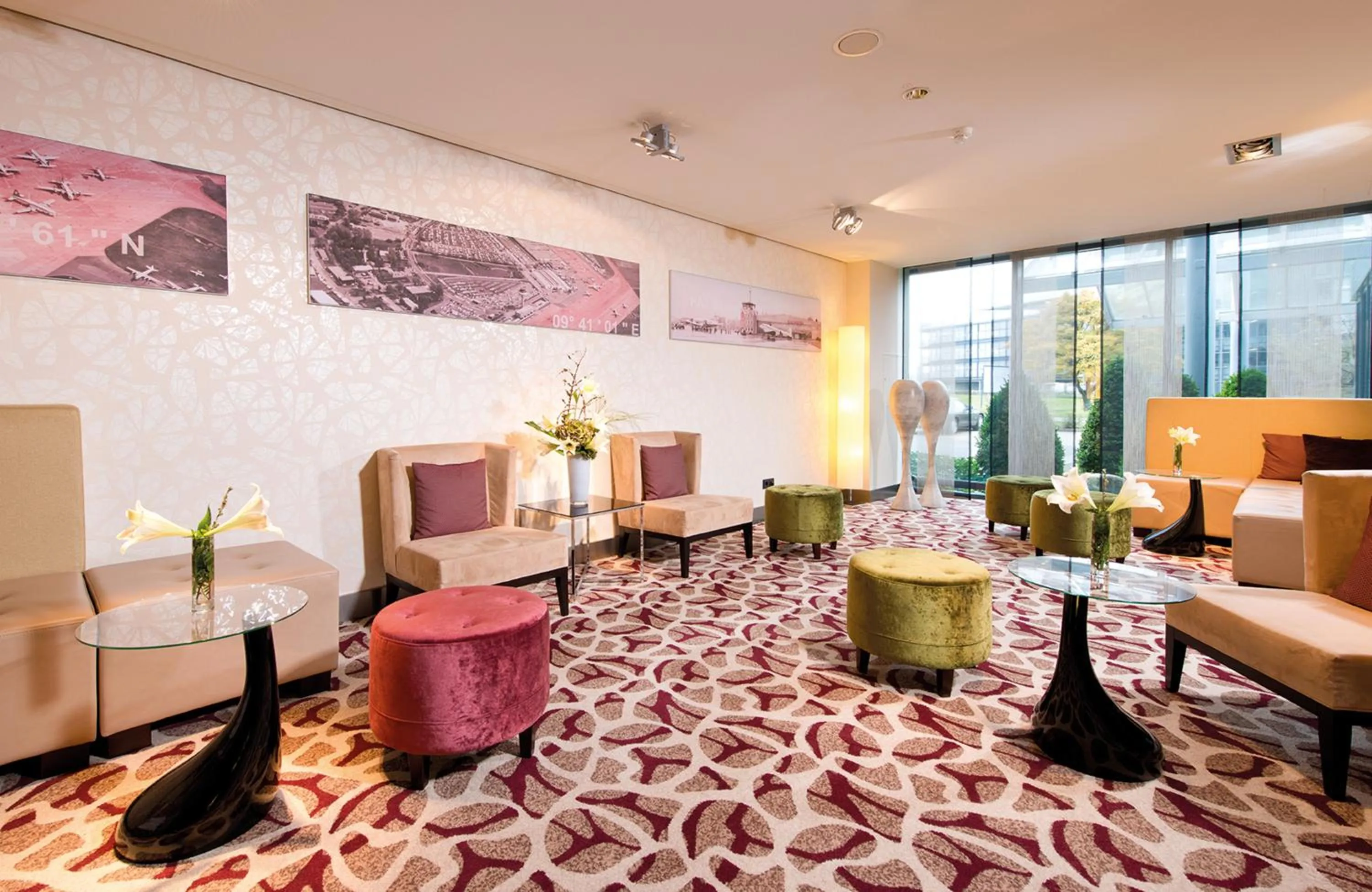Lobby or reception in Leonardo Hotel Hannover Airport