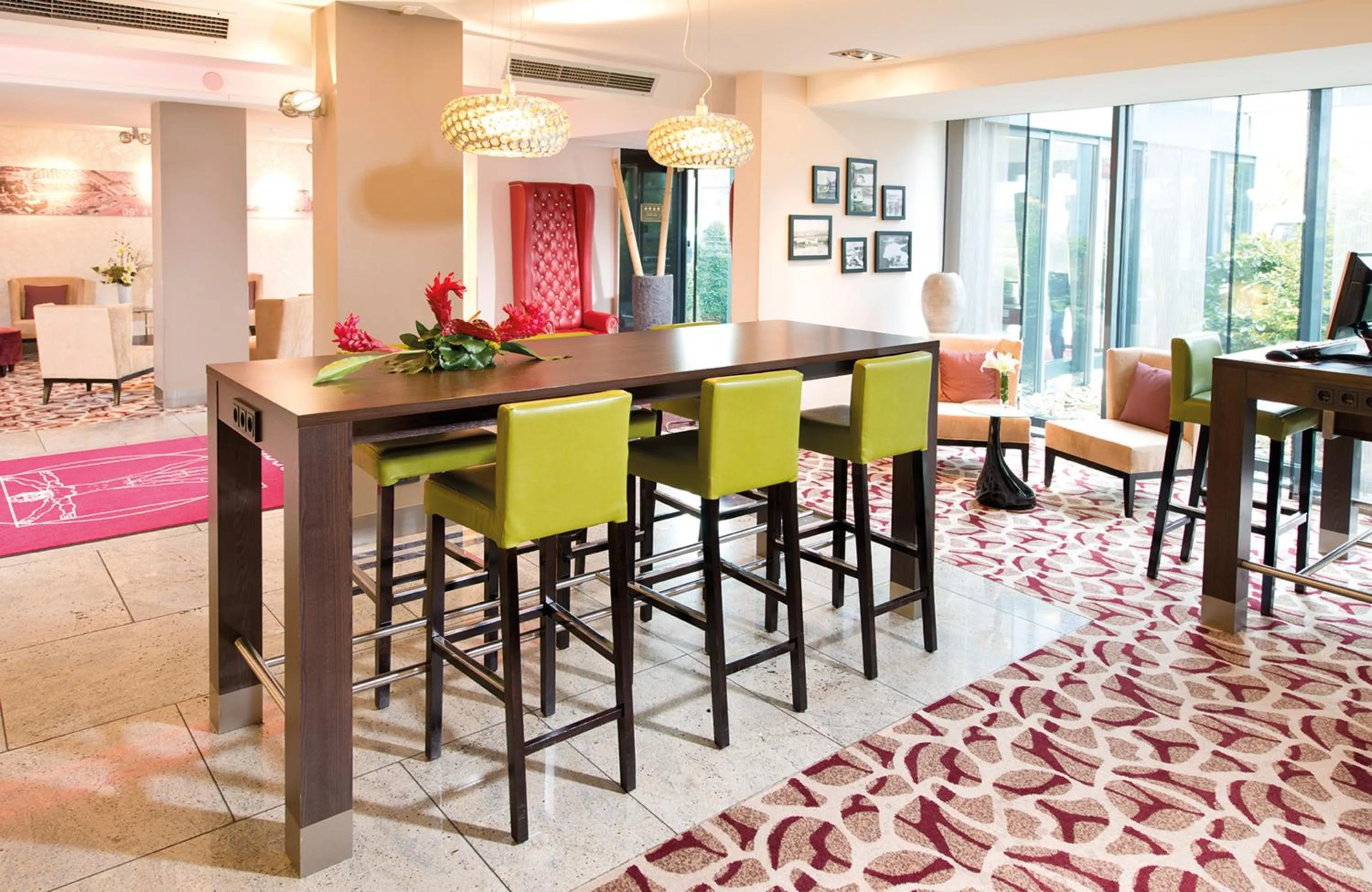 Lobby or reception in Leonardo Hotel Hannover Airport