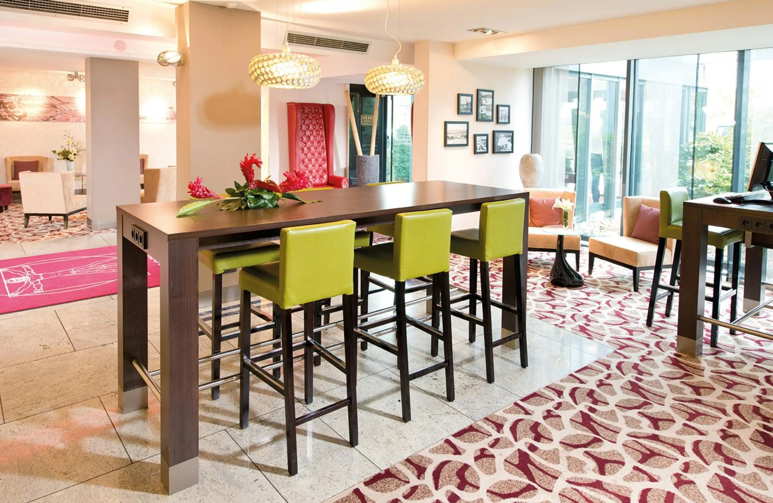 Lobby or reception in Leonardo Hotel Hannover Airport