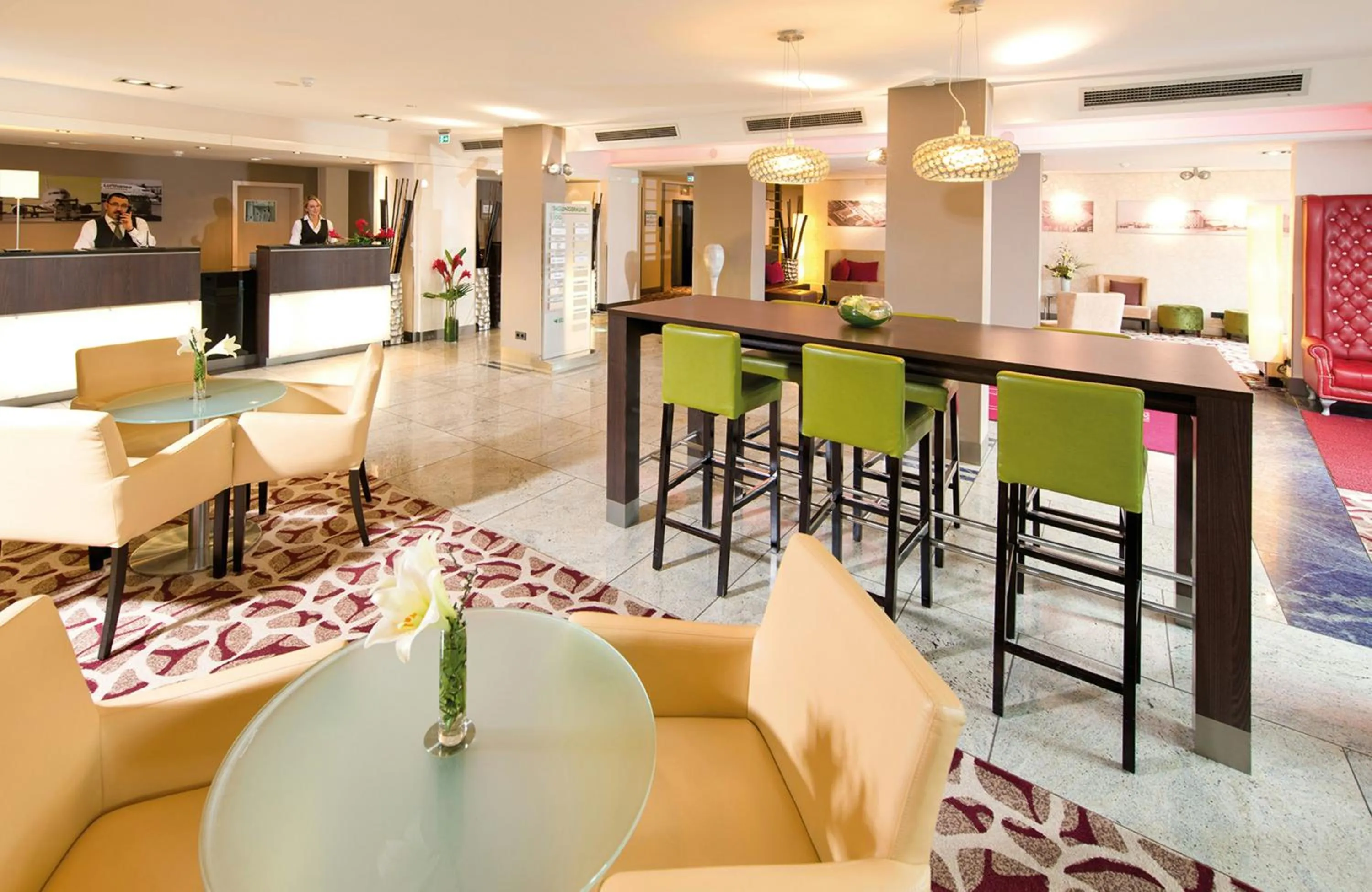 Lobby or reception in Leonardo Hotel Hannover Airport