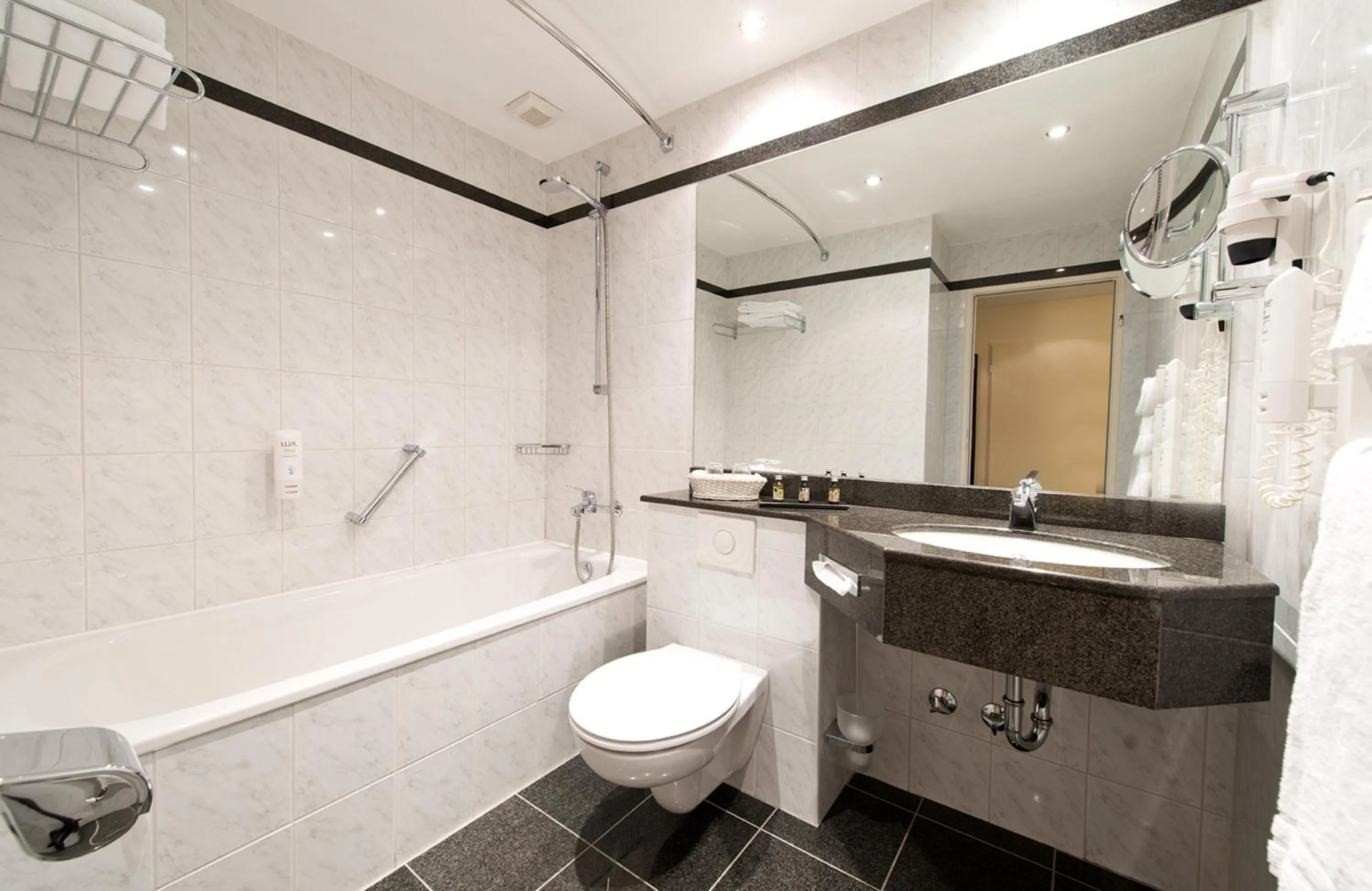 Bathroom in Leonardo Hotel Hannover Airport