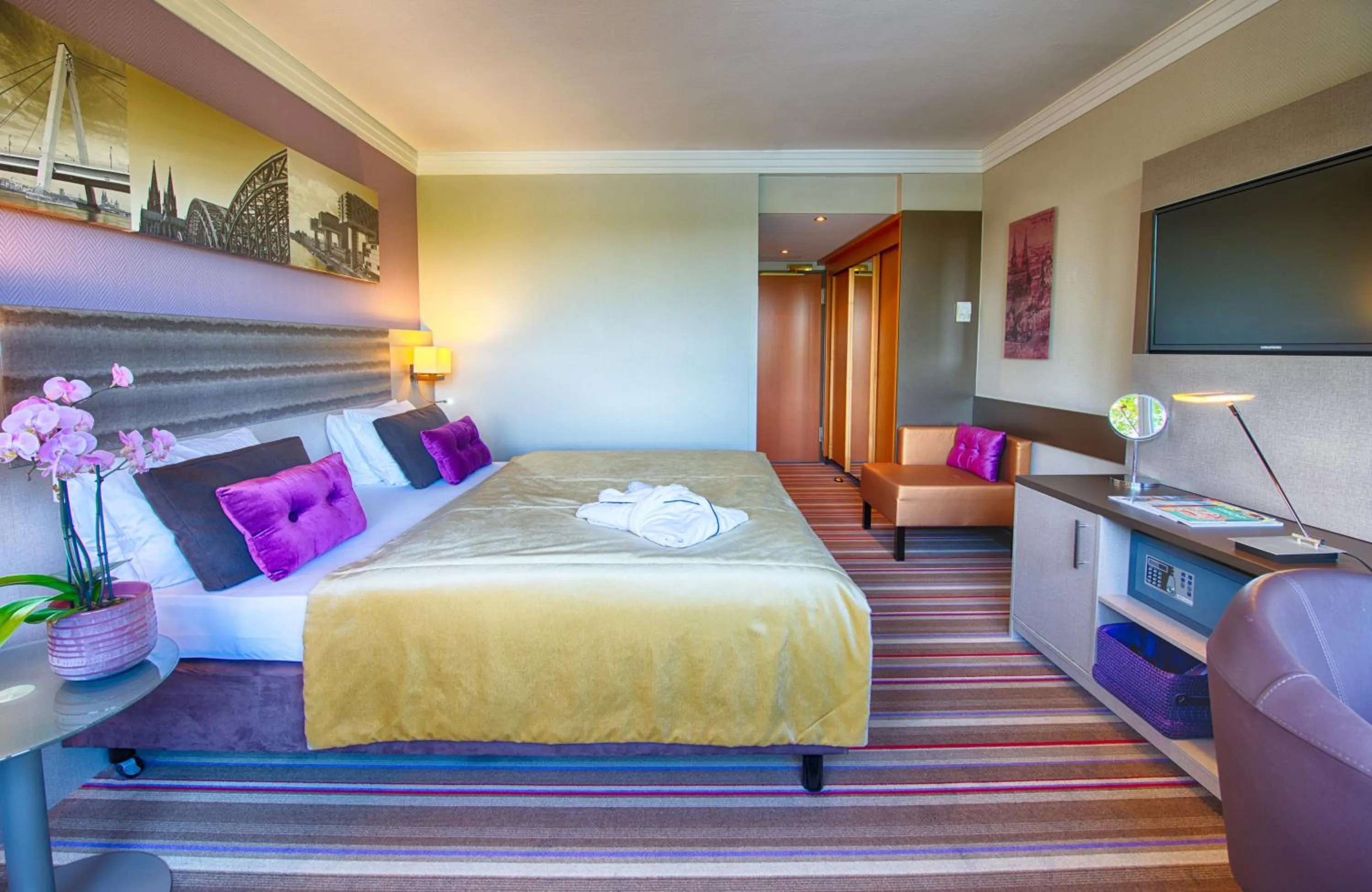 Photo of the whole room, Bed in Leonardo Royal Hotel Köln - Am Stadtwald