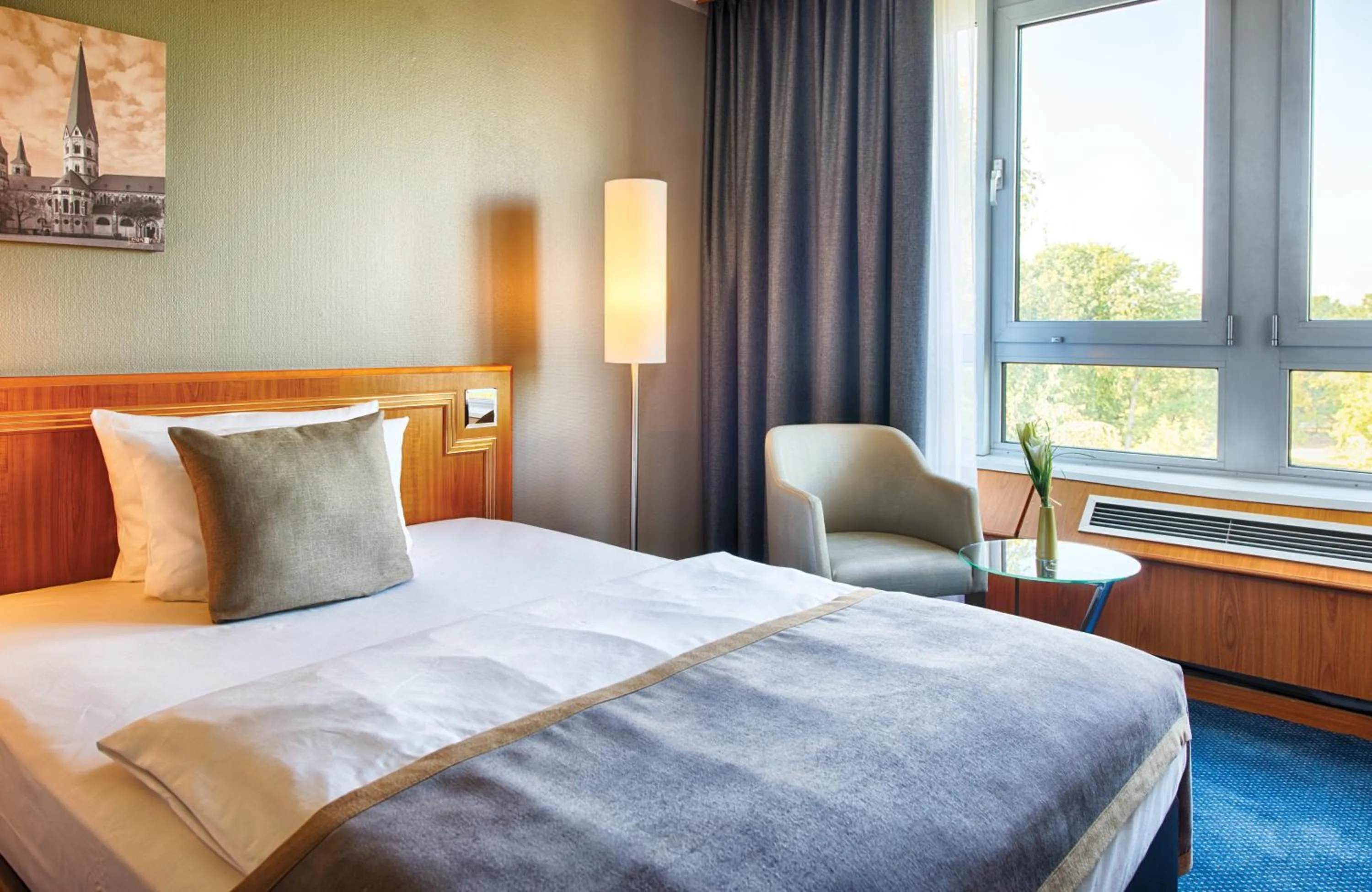 Bedroom, Bed in Leonardo Hotel Köln Bonn Airport