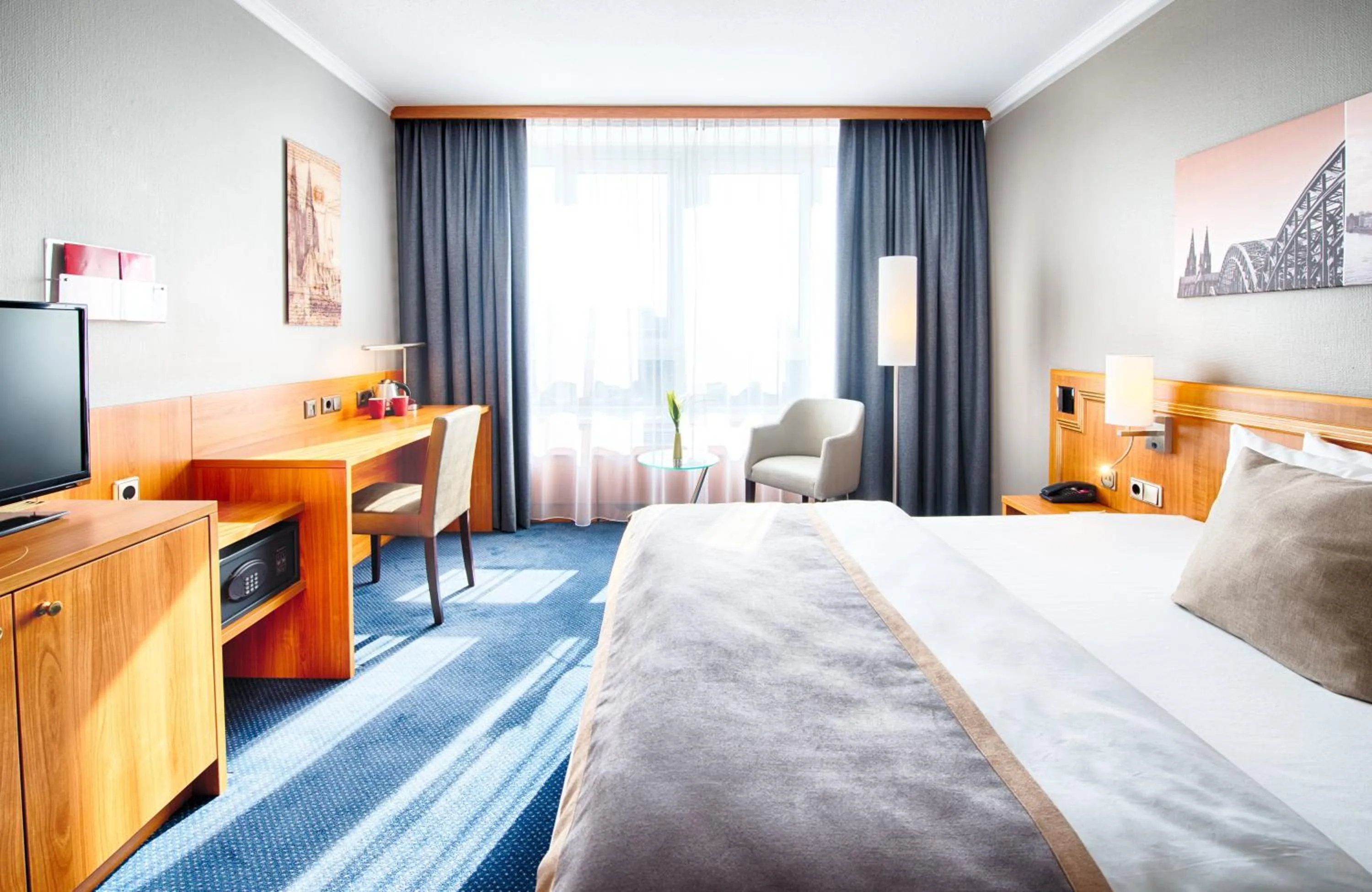 Bedroom, Bed in Leonardo Hotel Köln Bonn Airport