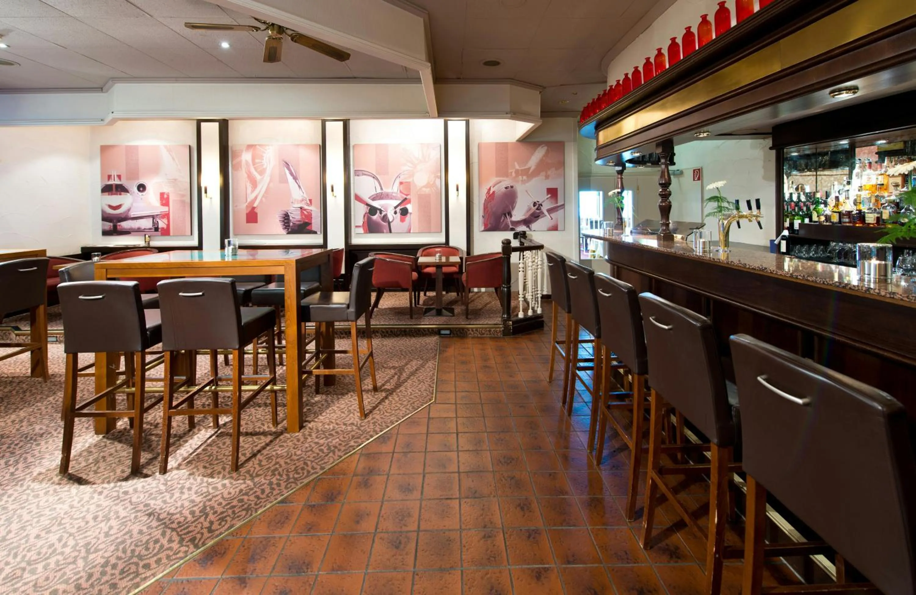 Lounge or bar in Leonardo Hotel Köln Bonn Airport