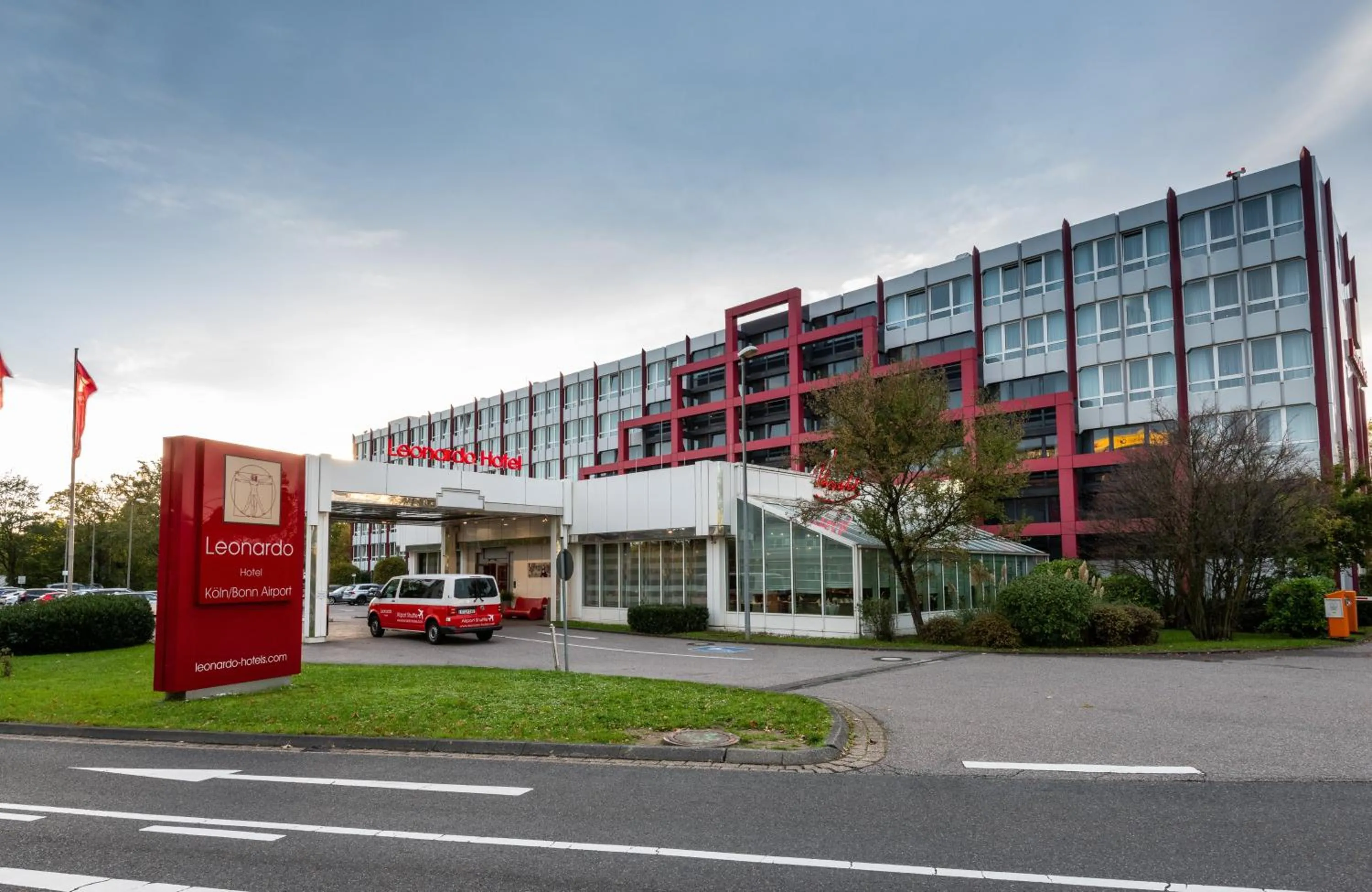 Property building in Leonardo Hotel Köln Bonn Airport