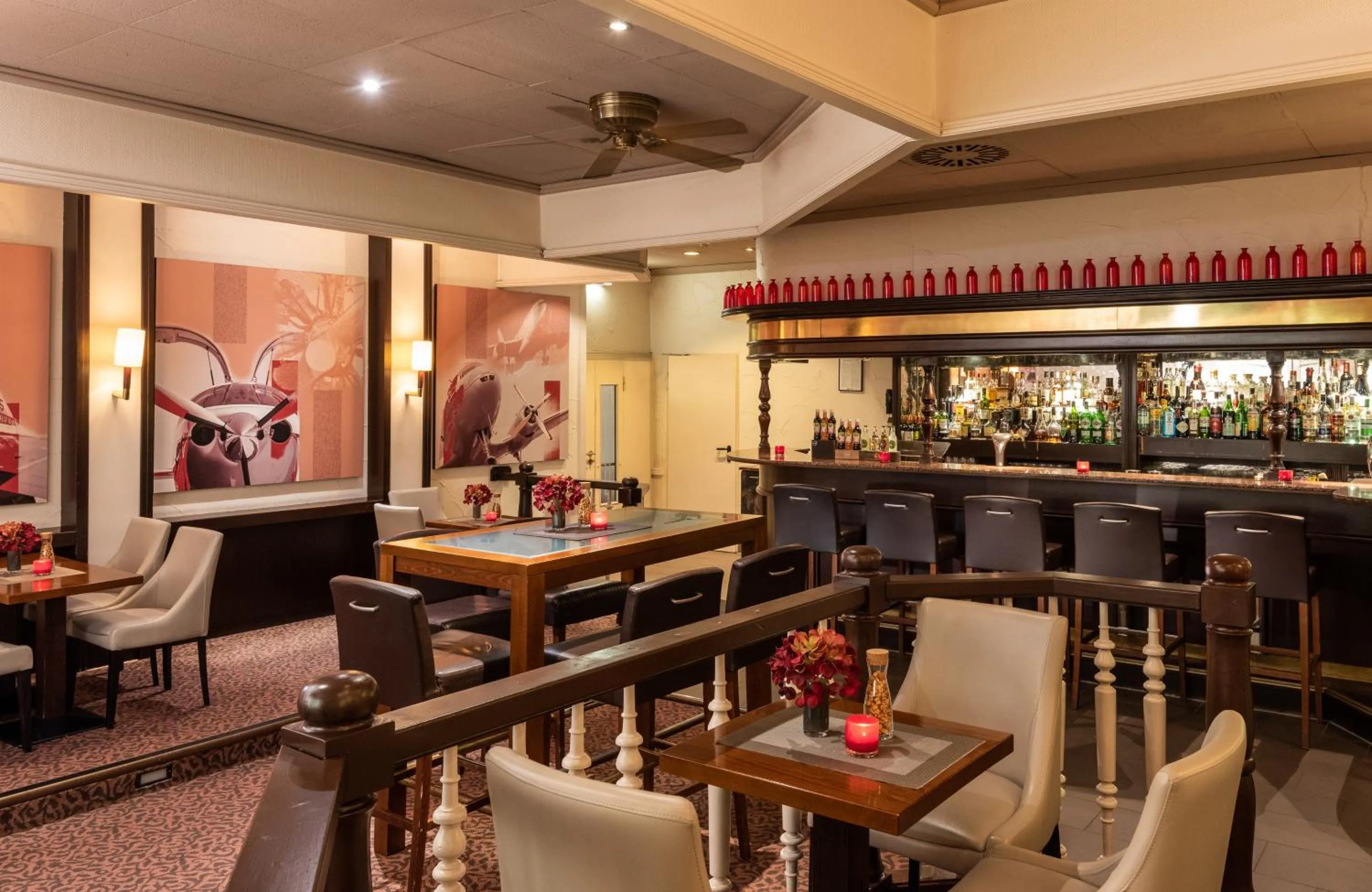 Lounge or bar in Leonardo Hotel Köln Bonn Airport