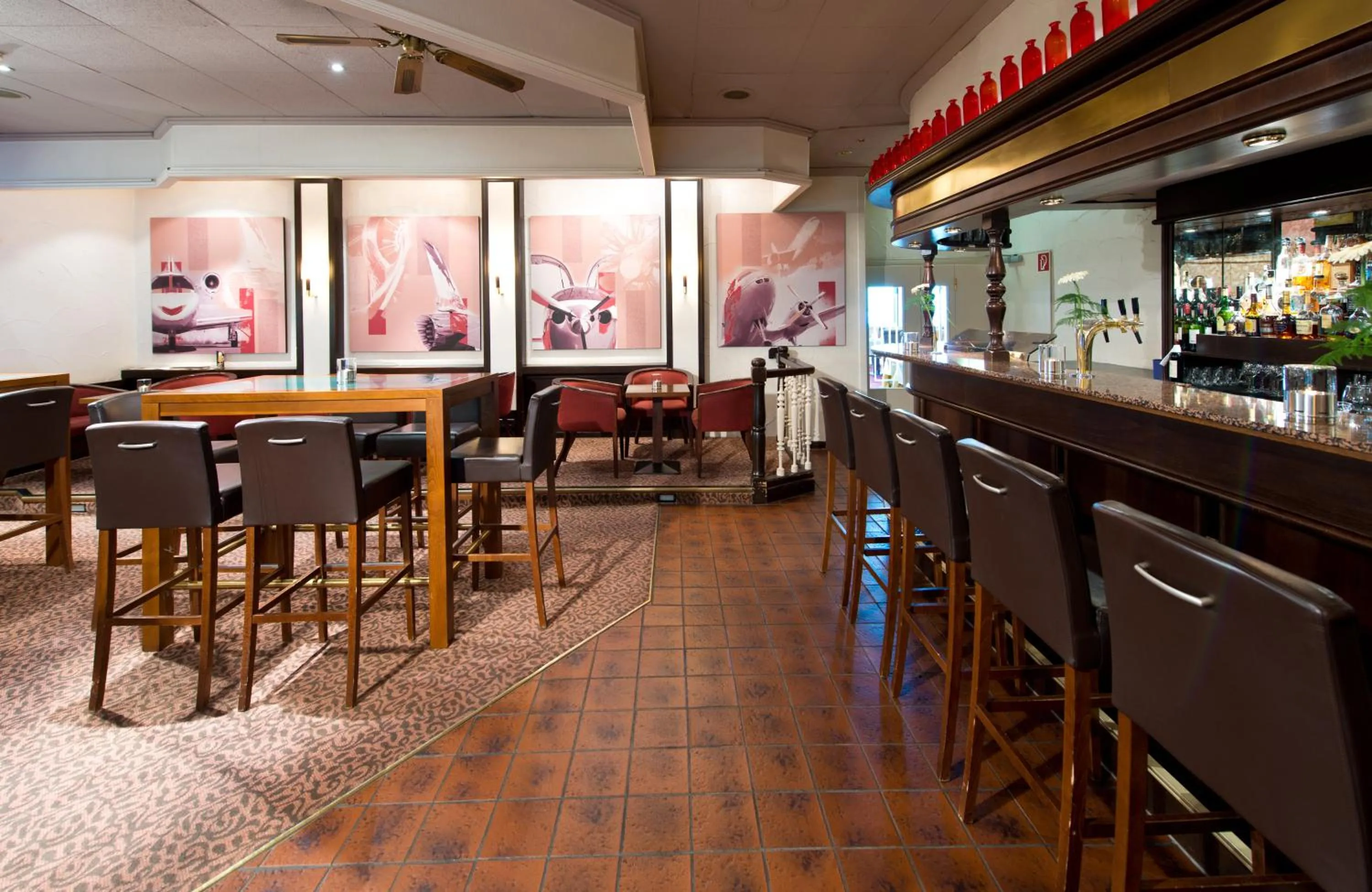 Lounge or bar in Leonardo Hotel Köln Bonn Airport