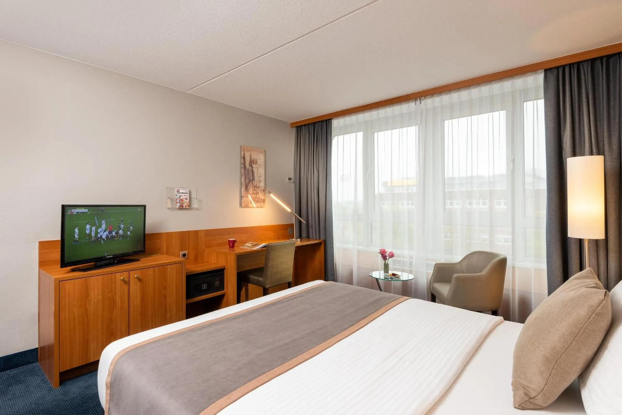Photo of the whole room, Bed in Leonardo Hotel Köln Bonn Airport