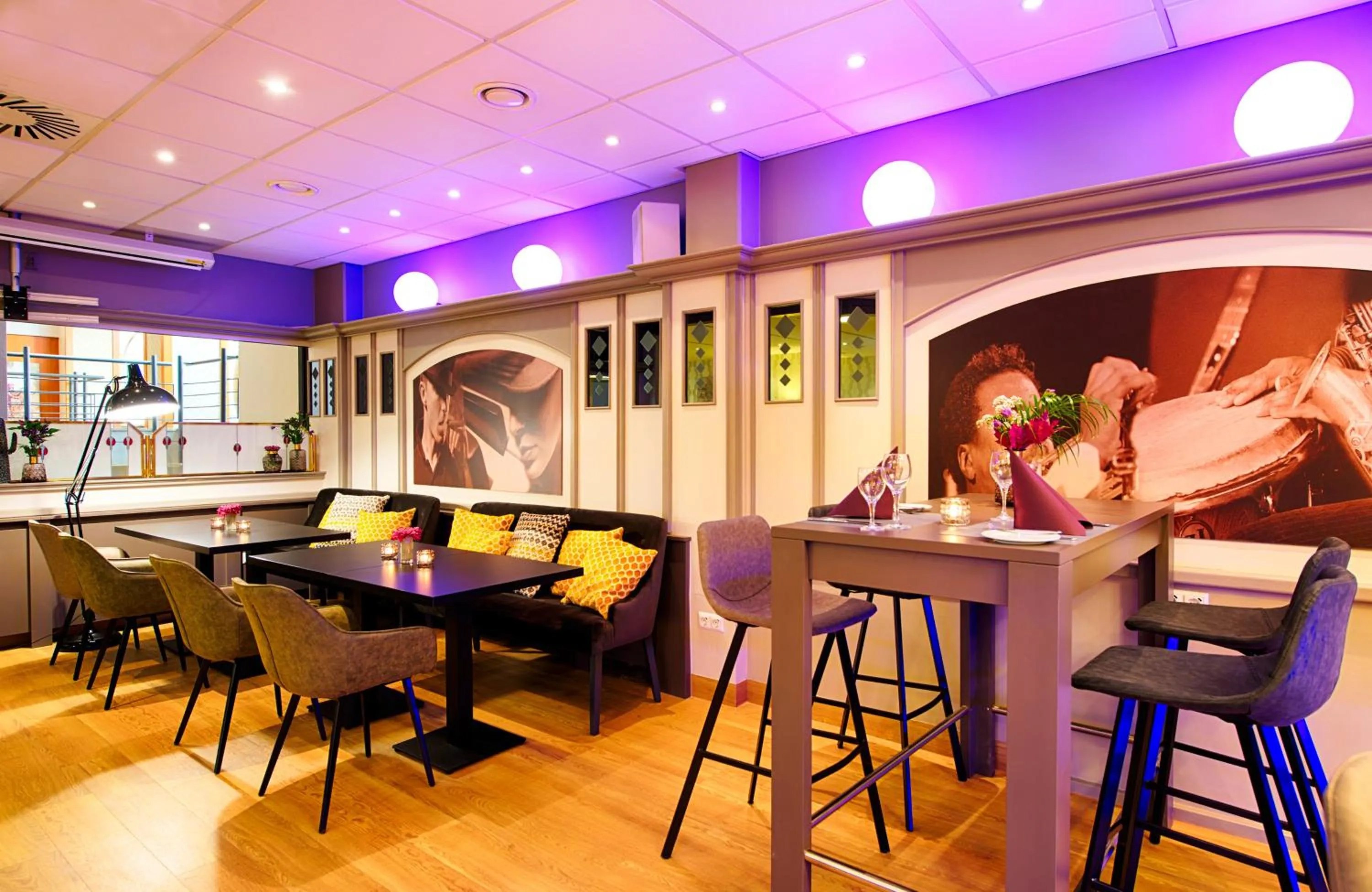 Lounge or bar in Leonardo Hotel Mannheim City Center