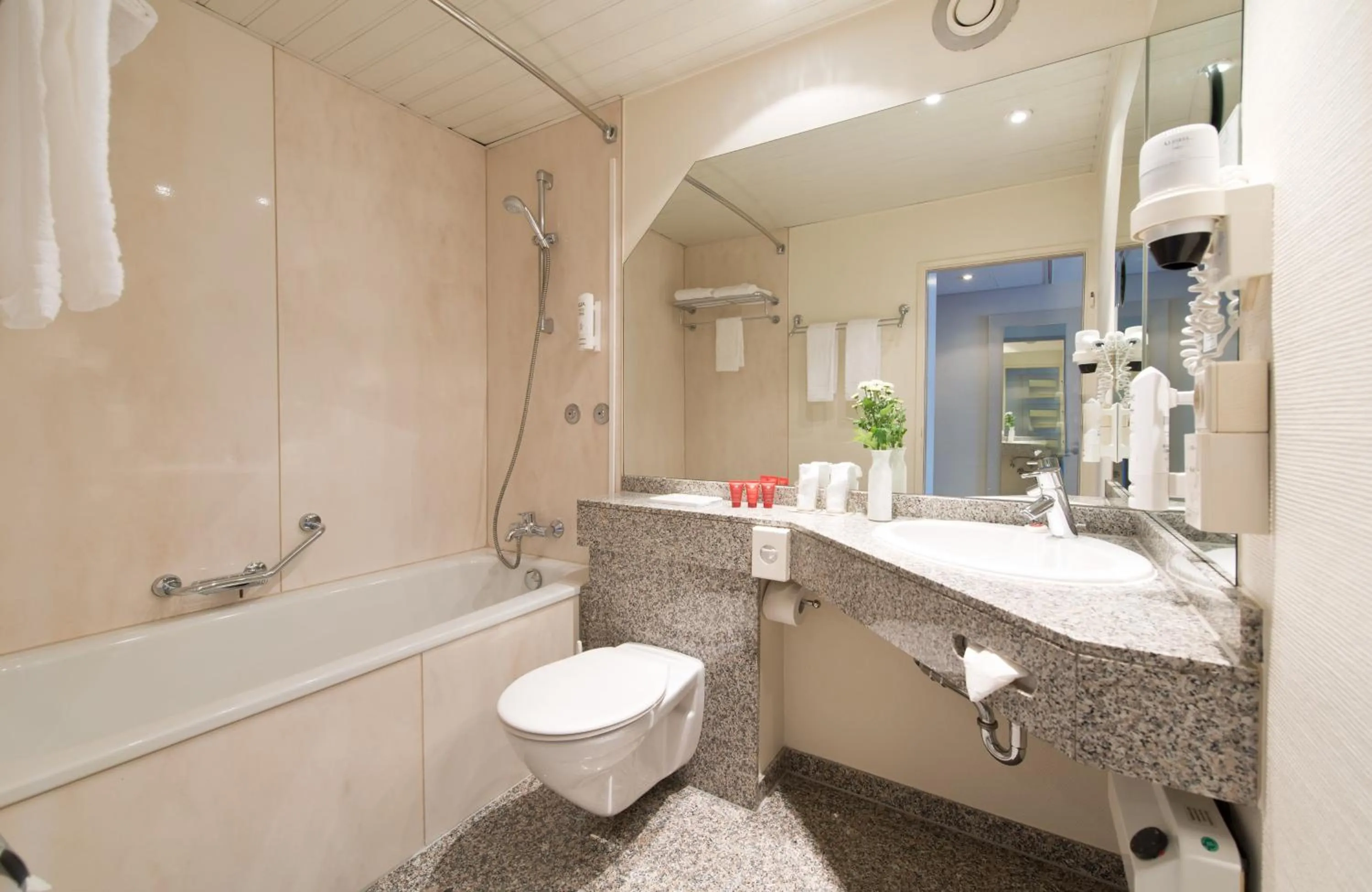 Bathroom in Leonardo Hotel Mönchengladbach