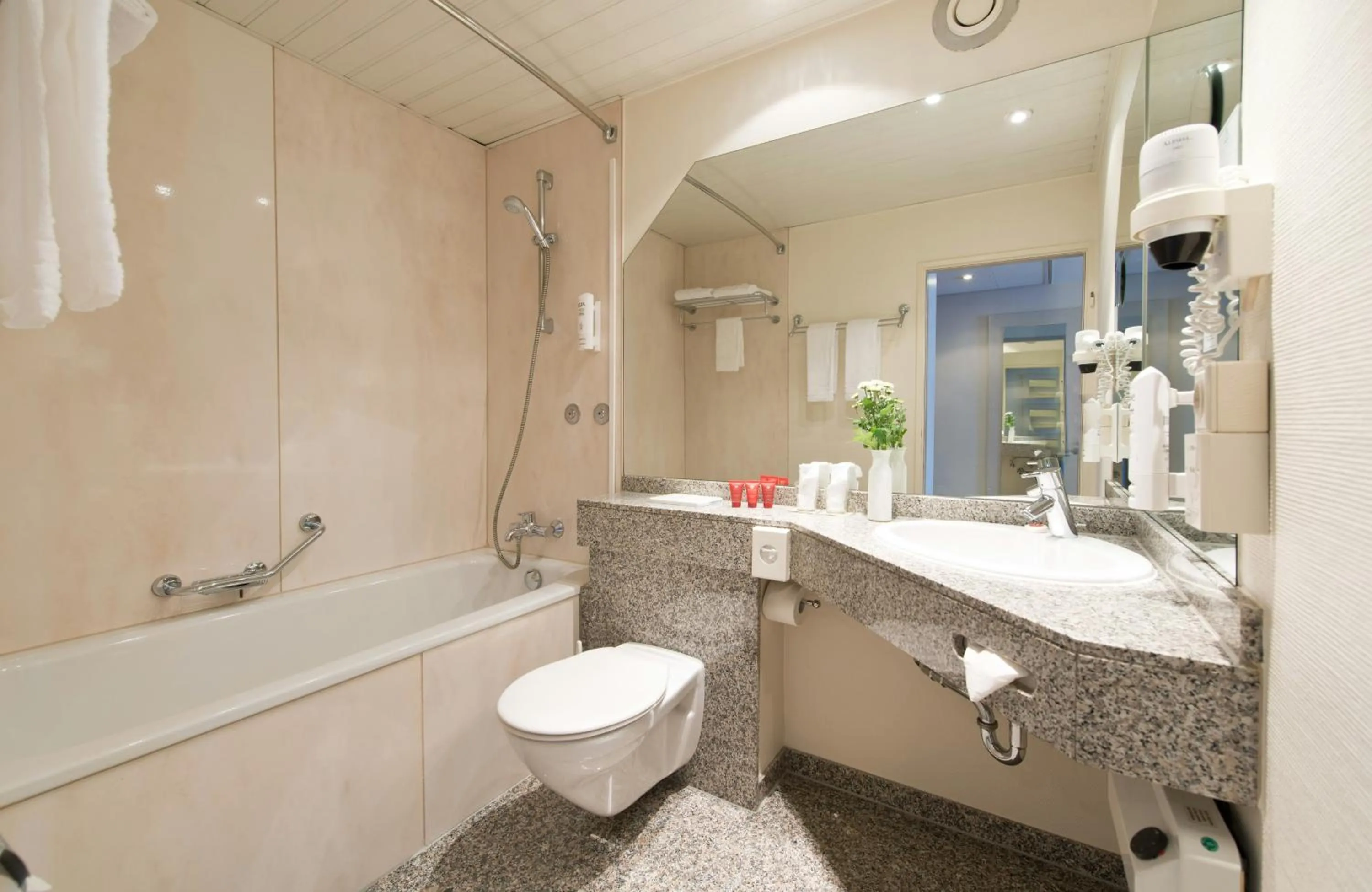 Bathroom in Leonardo Hotel Mönchengladbach