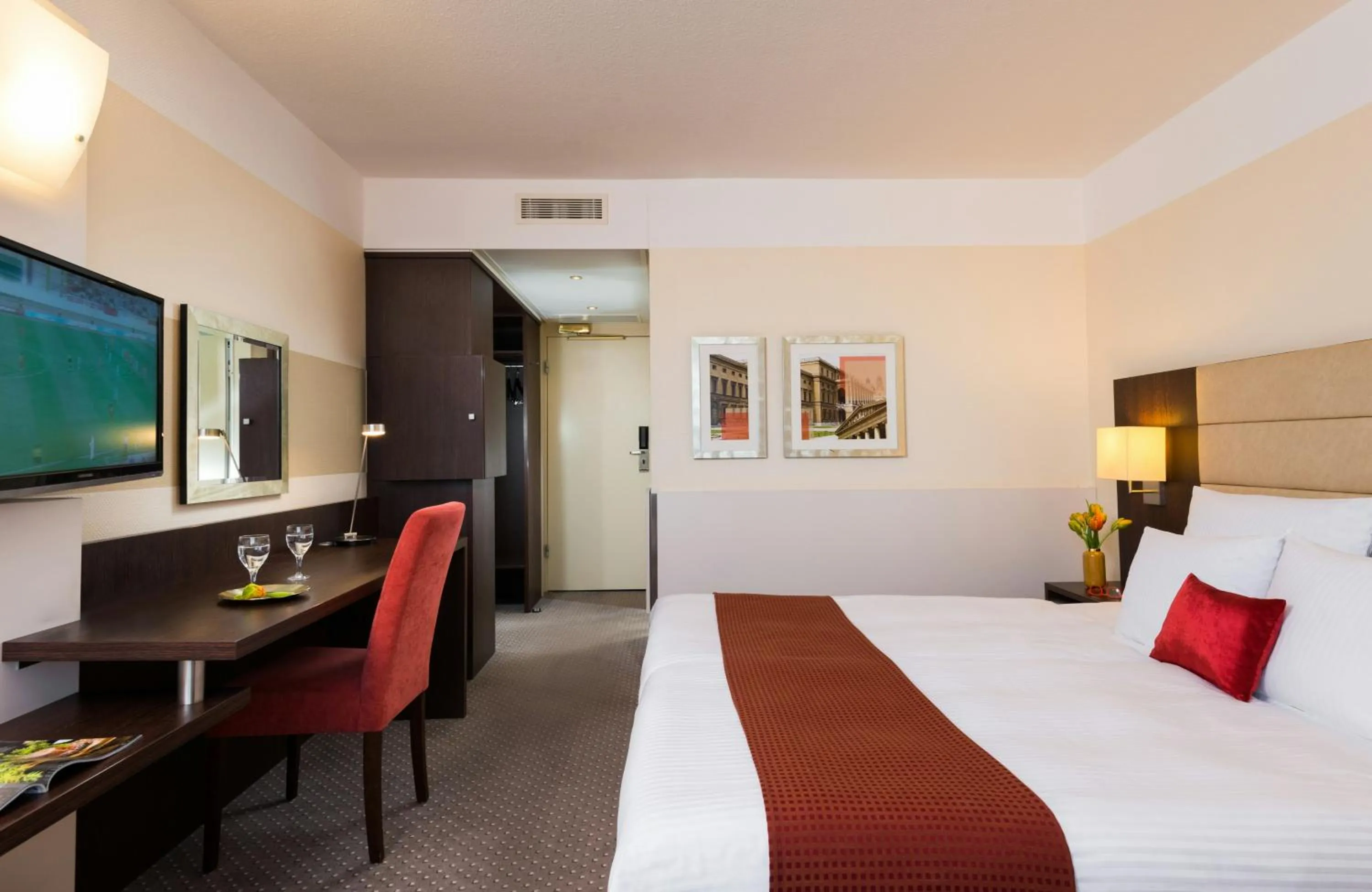 Photo of the whole room, Bed in Leonardo Hotel Munich Arabellapark