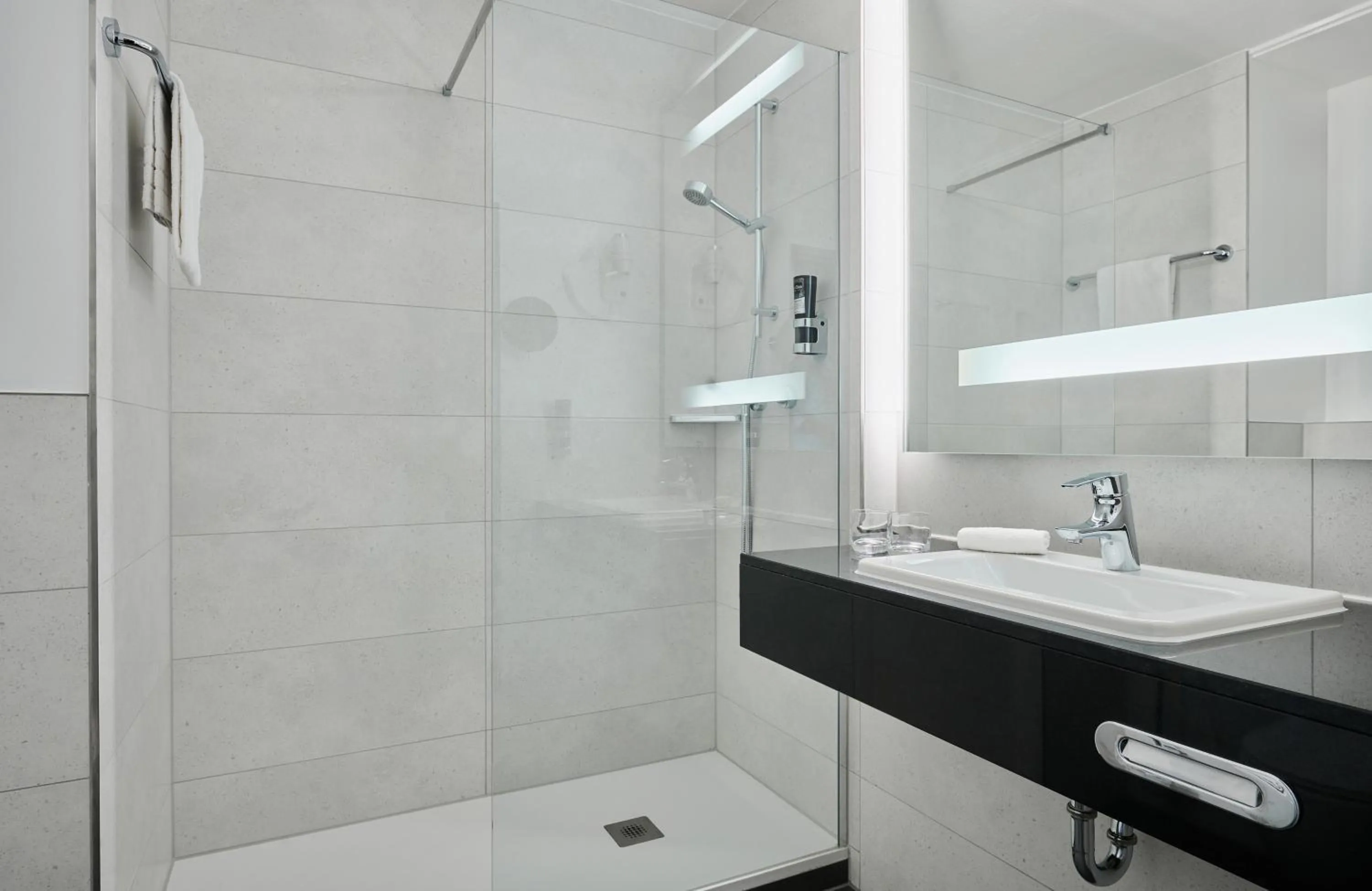 Bathroom in Leonardo Hotel Munich Arabellapark