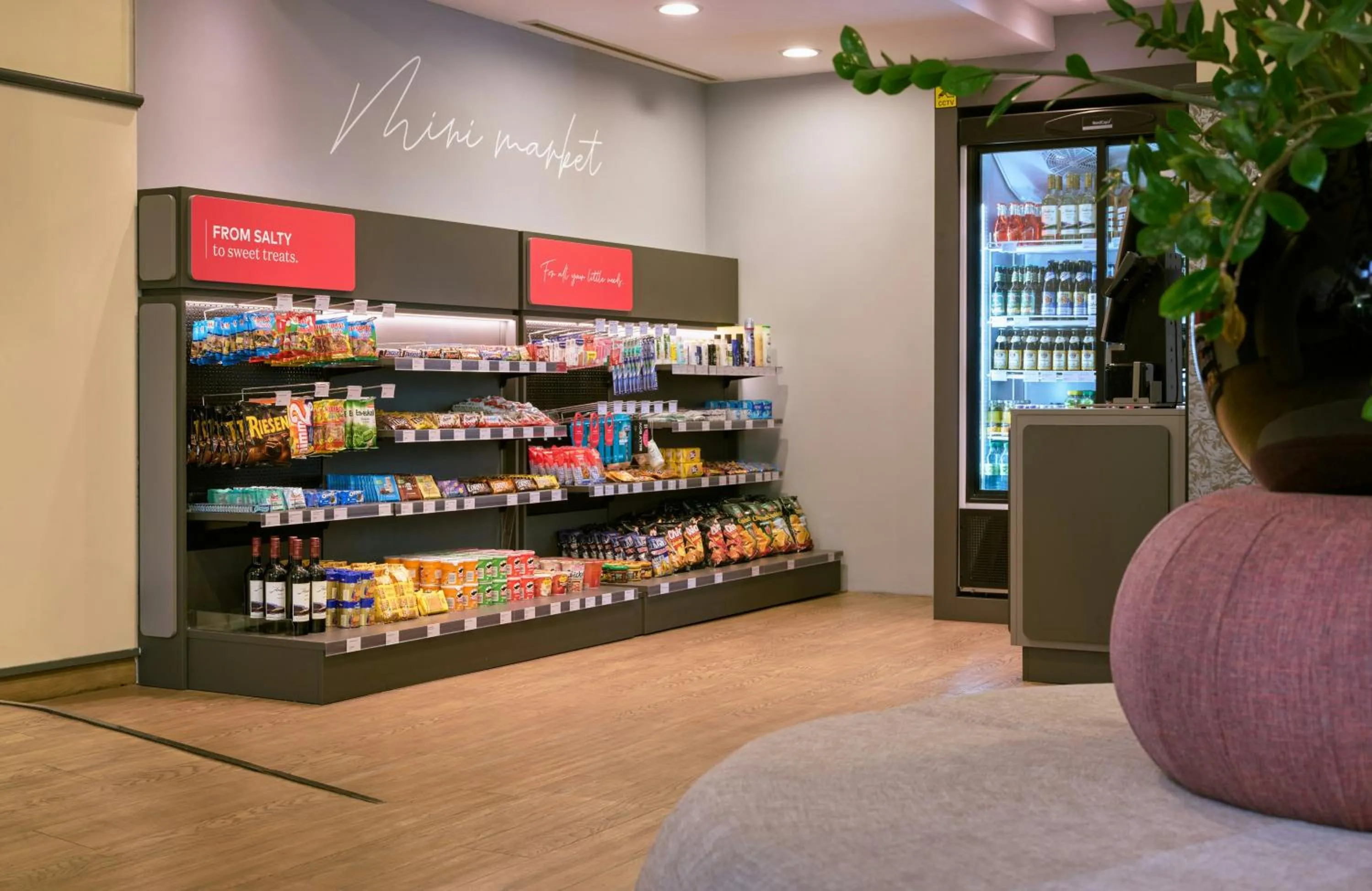 Lobby or reception in Leonardo Hotel Munich Arabellapark