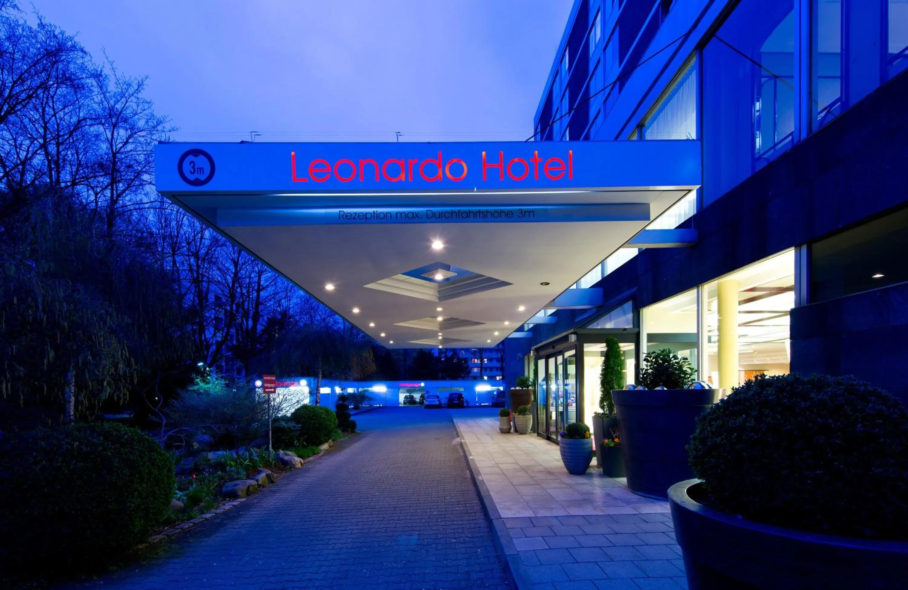 Facade/entrance in Leonardo Hotel Munich Arabellapark