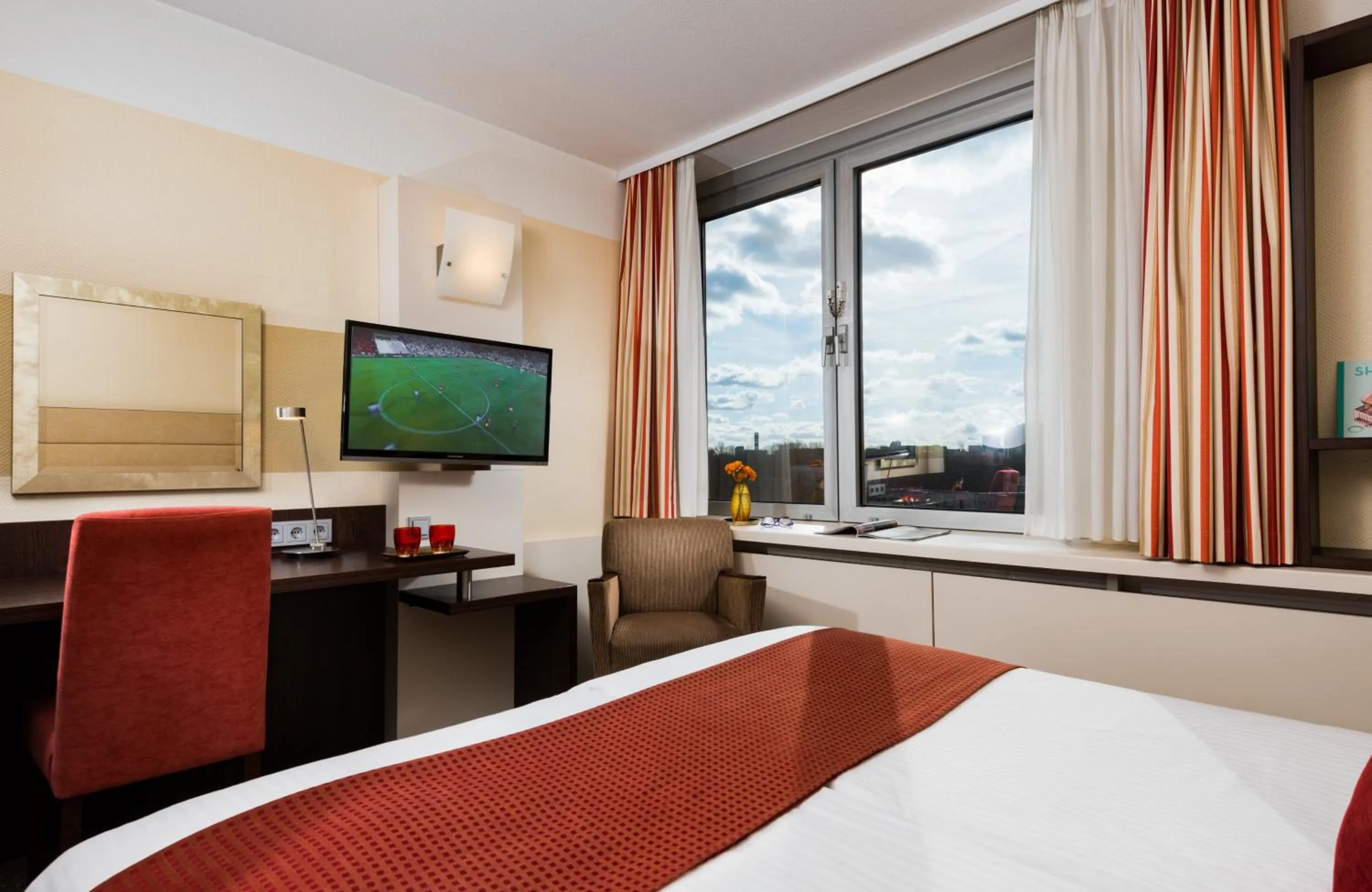 Photo of the whole room, Bed in Leonardo Hotel Munich Arabellapark