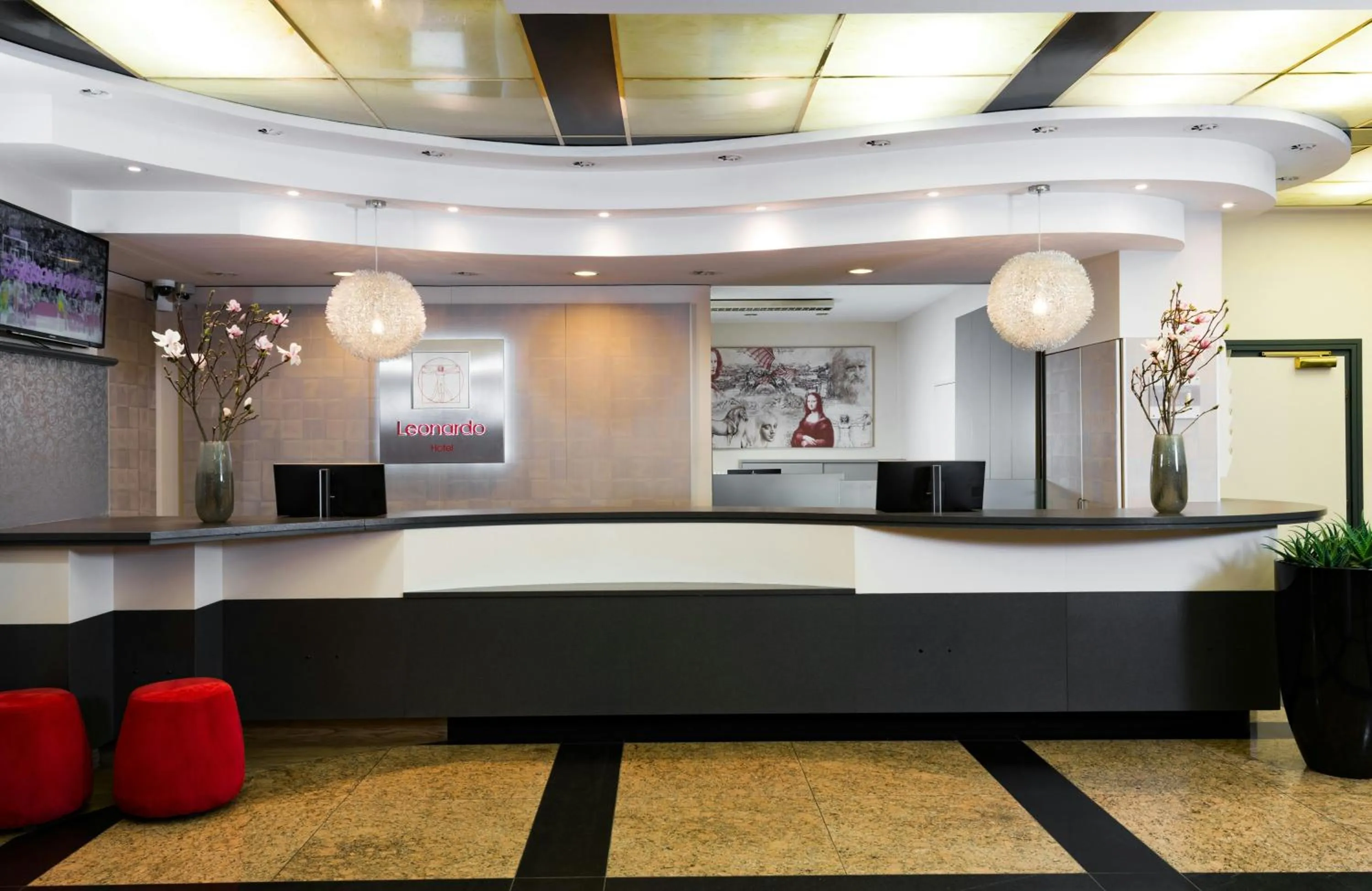 Lobby or reception in Leonardo Hotel Munich Arabellapark