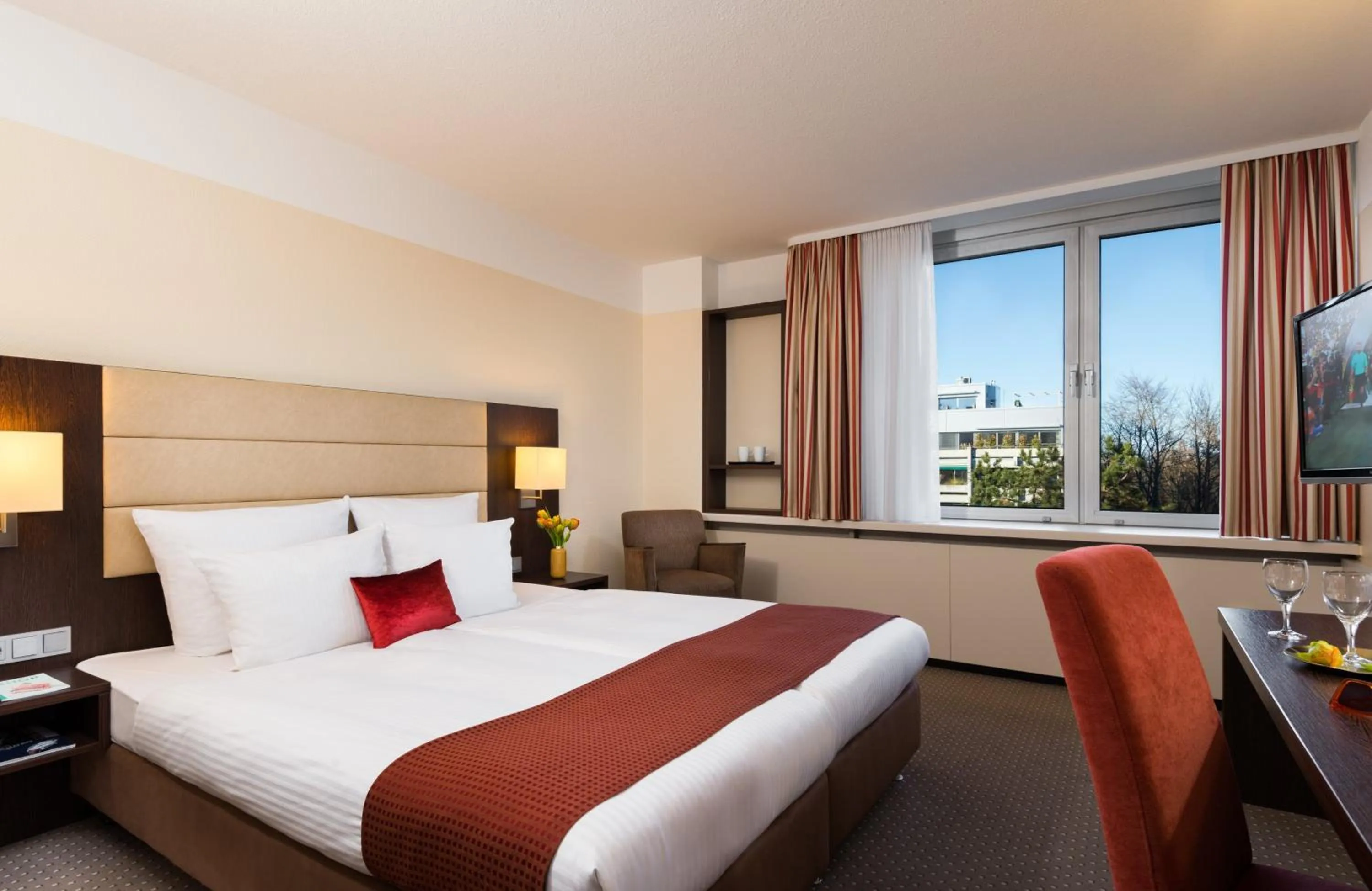 Bedroom, Bed in Leonardo Hotel Munich Arabellapark