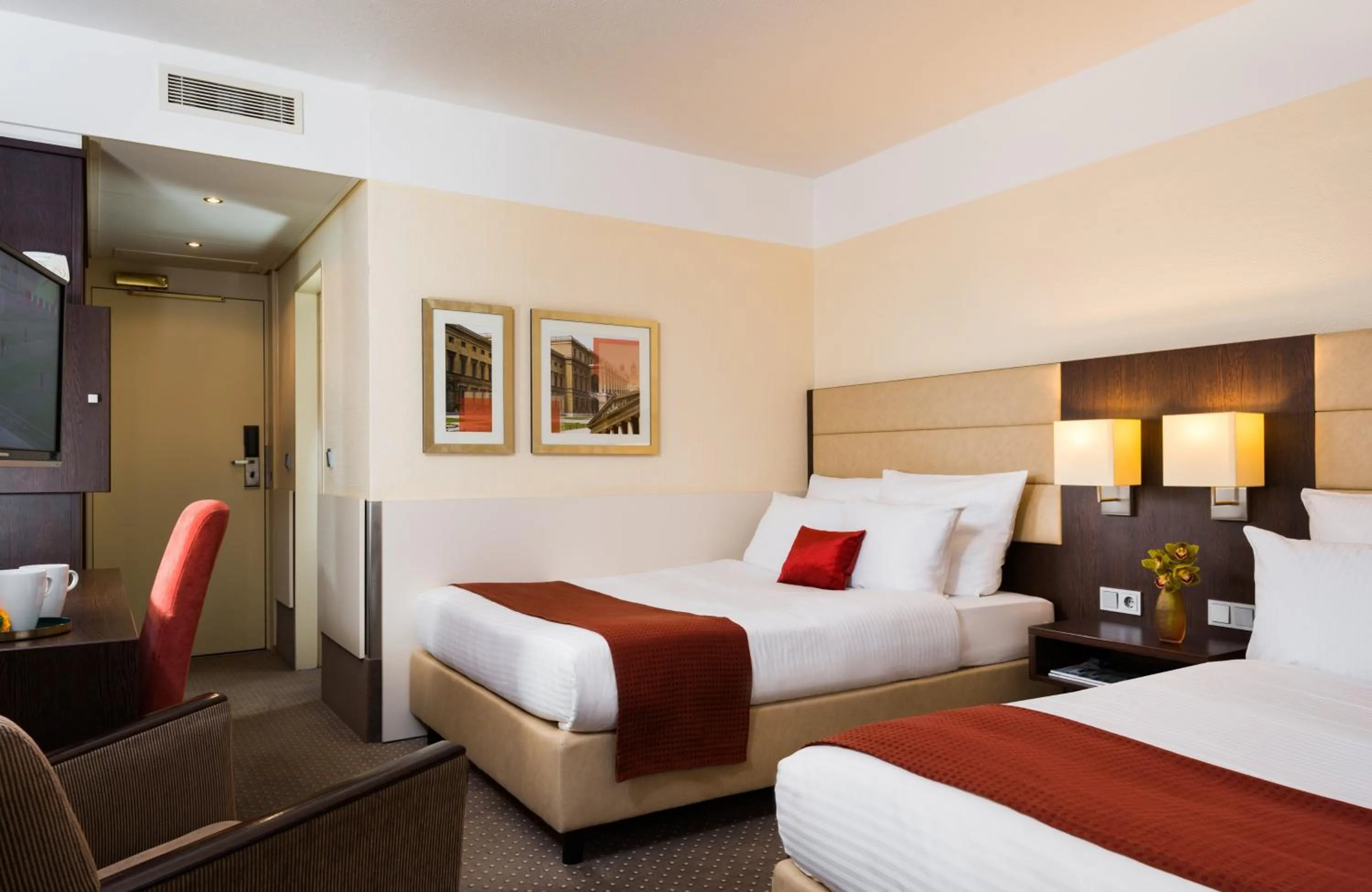 Bedroom, Bed in Leonardo Hotel Munich Arabellapark