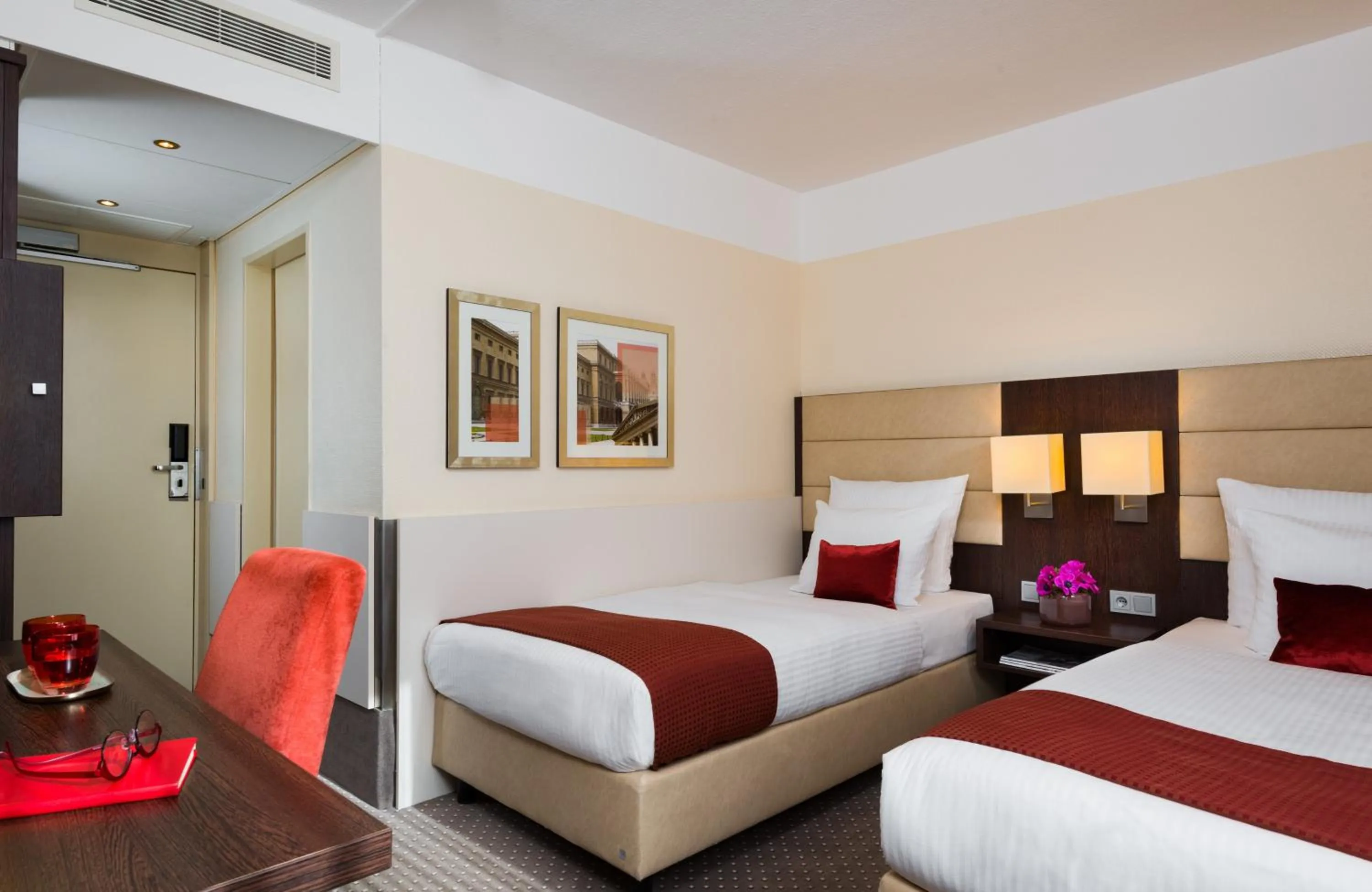 Photo of the whole room, Bed in Leonardo Hotel Munich Arabellapark