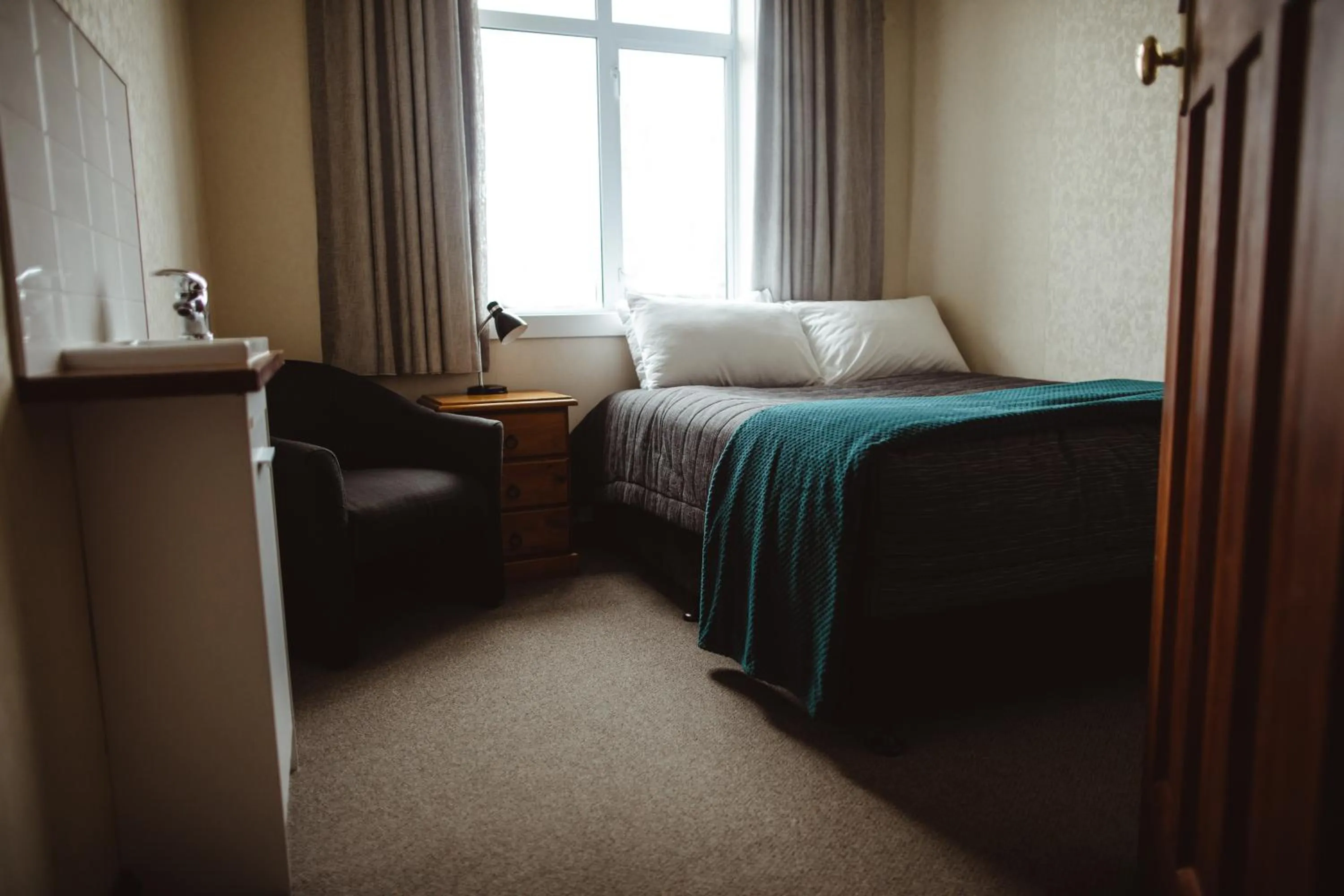 Bed in Makikihi Country Hotel