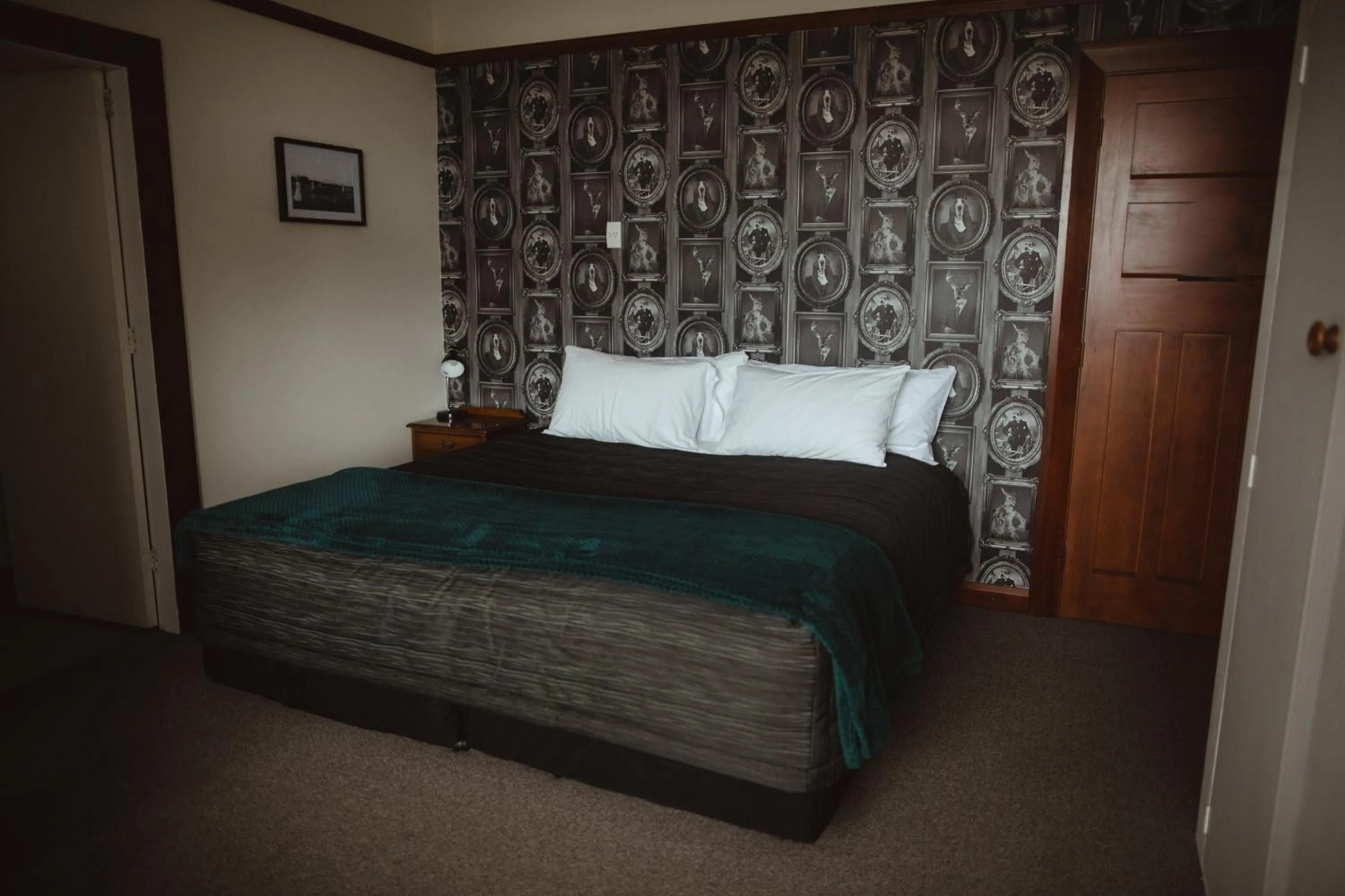 Bed in Makikihi Country Hotel