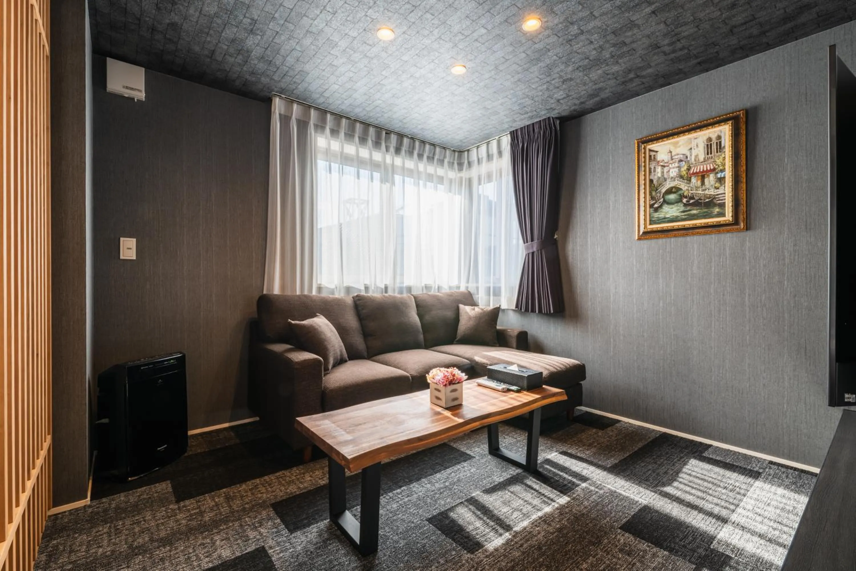 Seating area in GRAND BASE Mojiko Ekimae