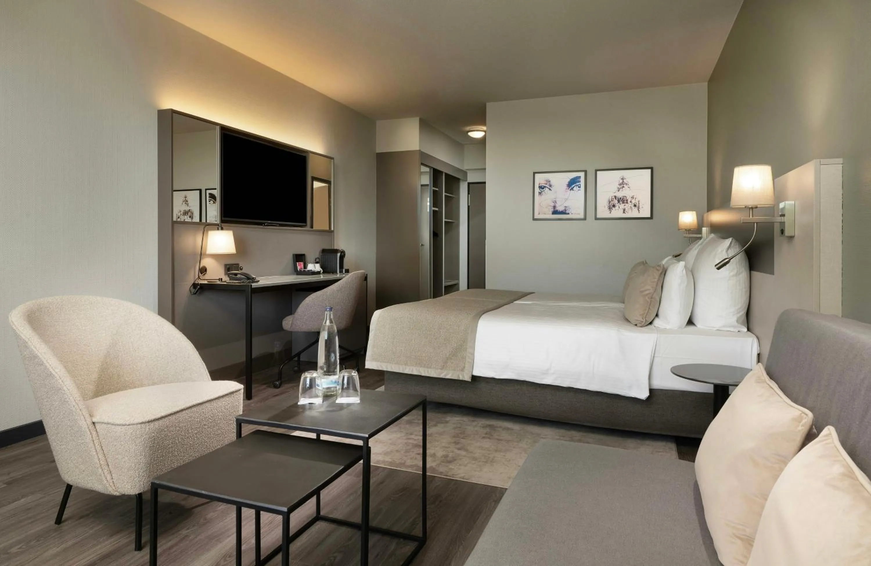 Photo of the whole room, Bed in Leonardo Hotel Hannover