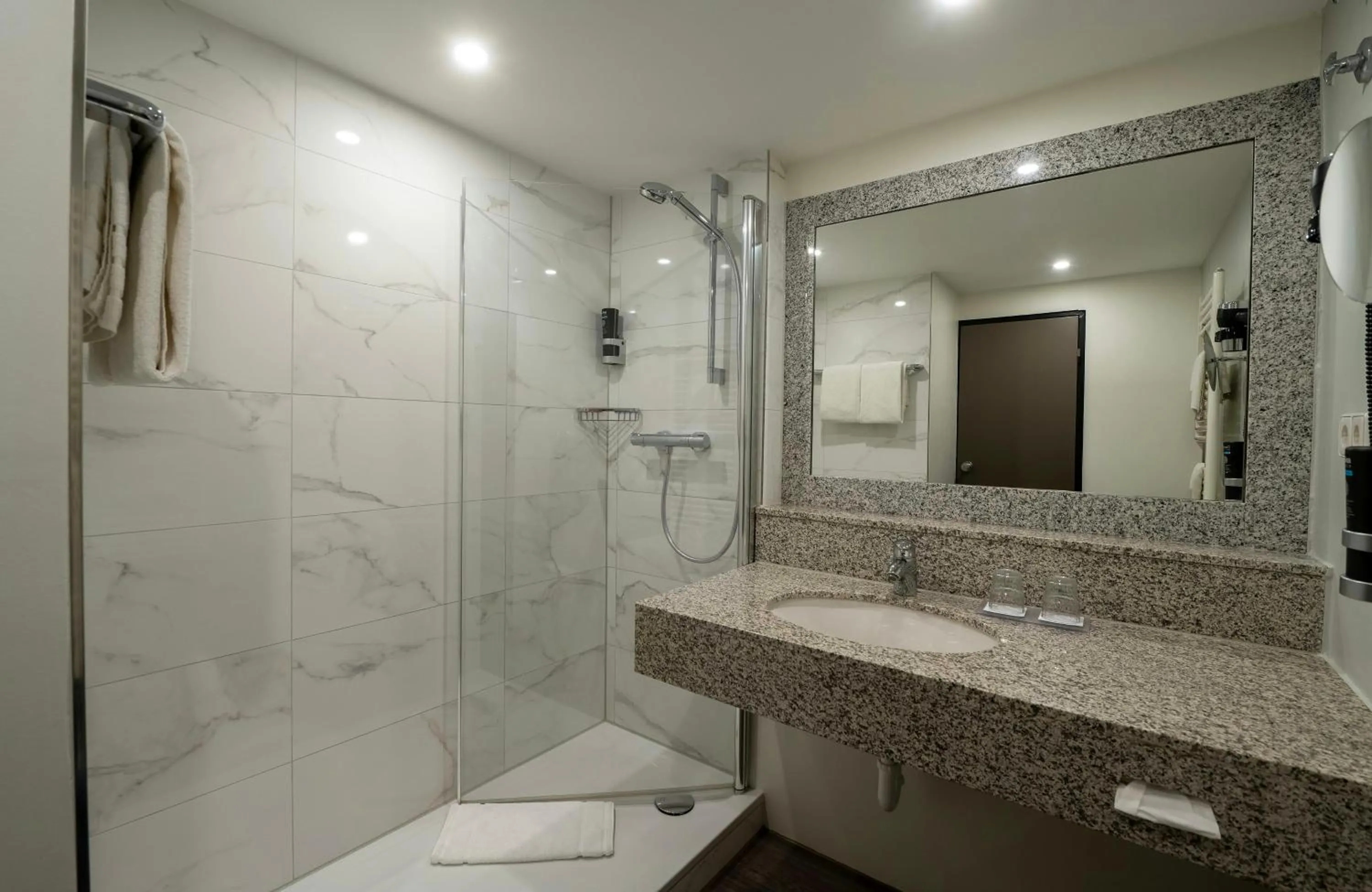 Bathroom in Leonardo Hotel Hannover