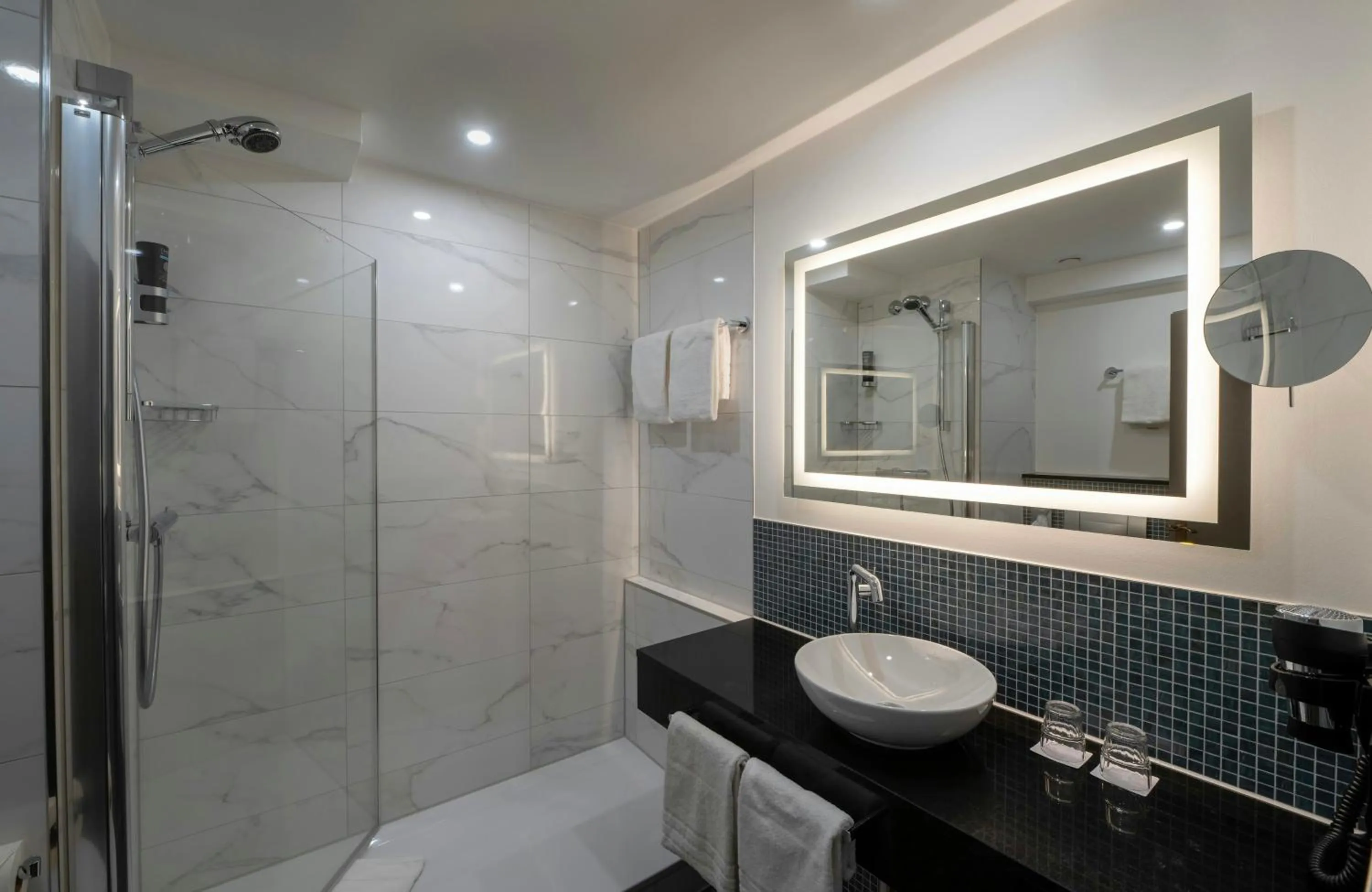 Bathroom in Leonardo Hotel Hannover