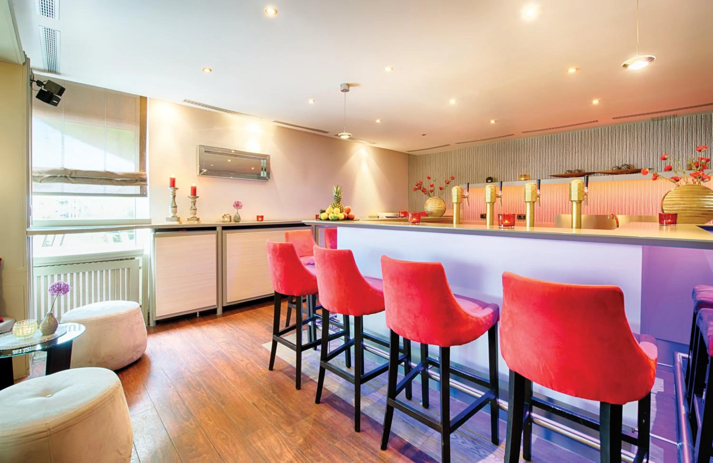 Lounge or bar in Leonardo Hotel Karlsruhe