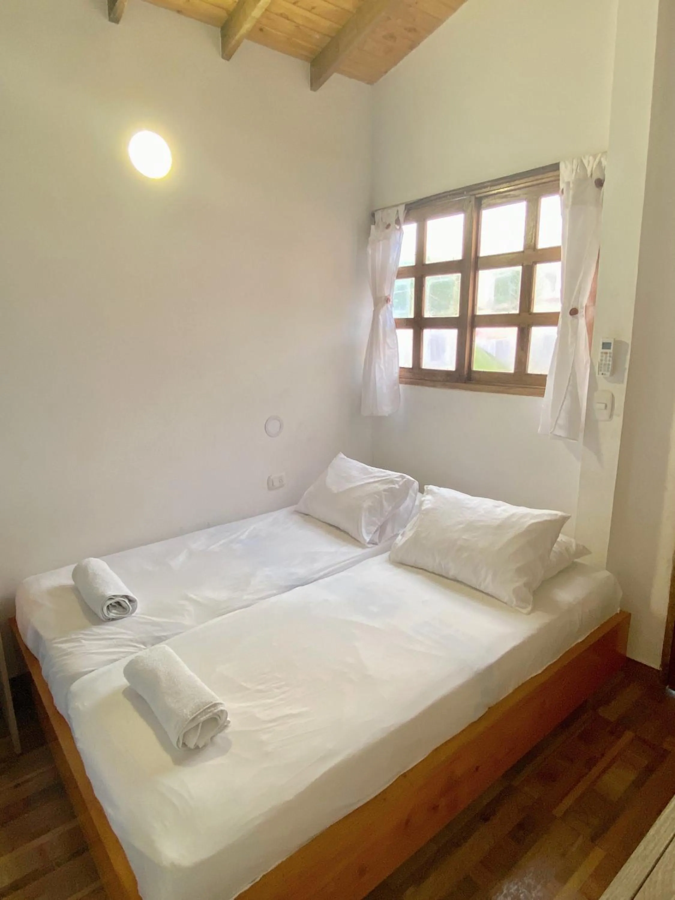 Photo of the whole room, Bed in Palomino Sunrise