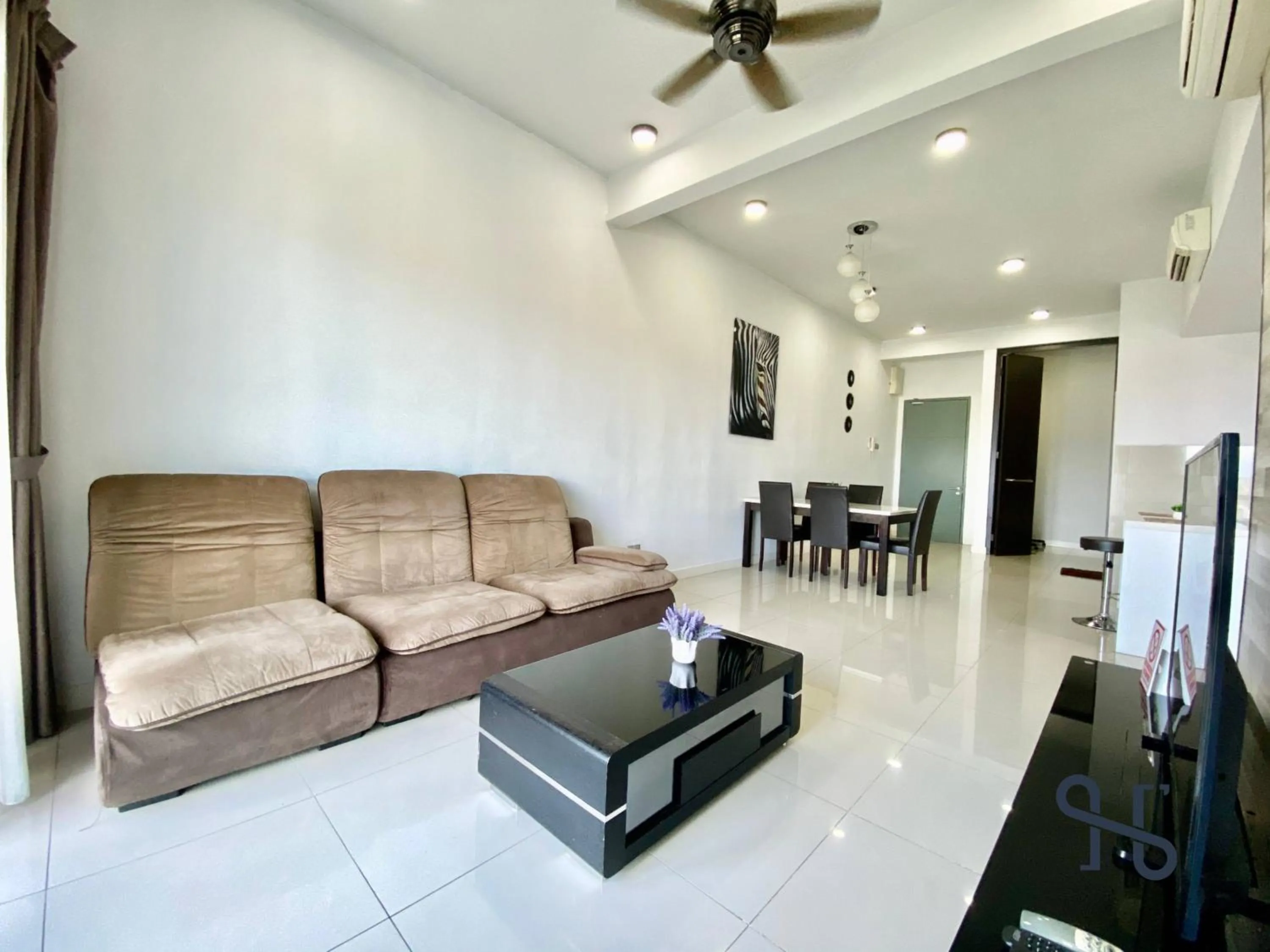 Communal lounge/ TV room in Homesuite' Home at The Loft