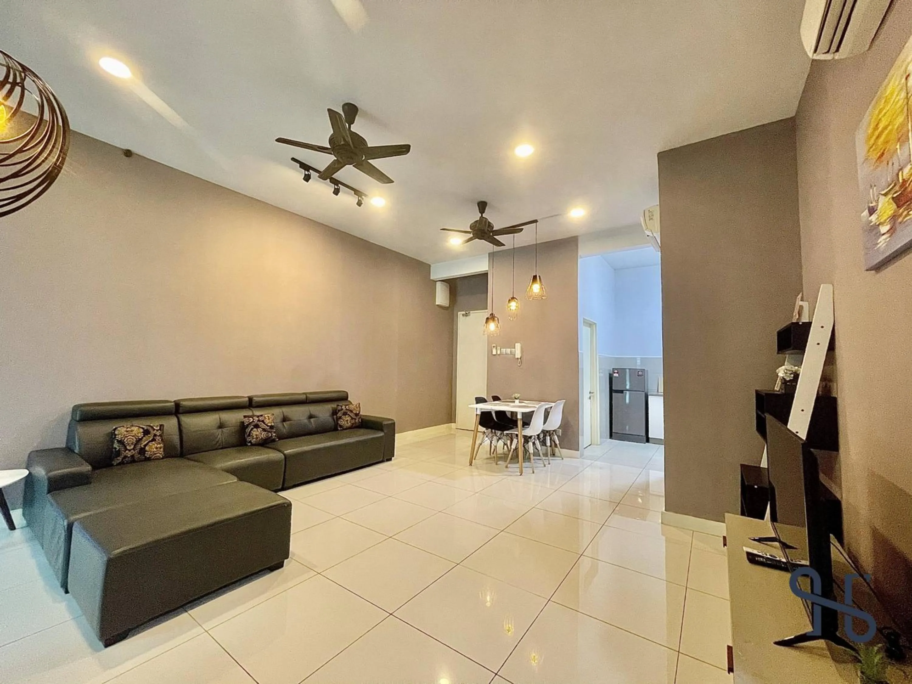 Communal lounge/ TV room in Homesuite' Home at The Loft