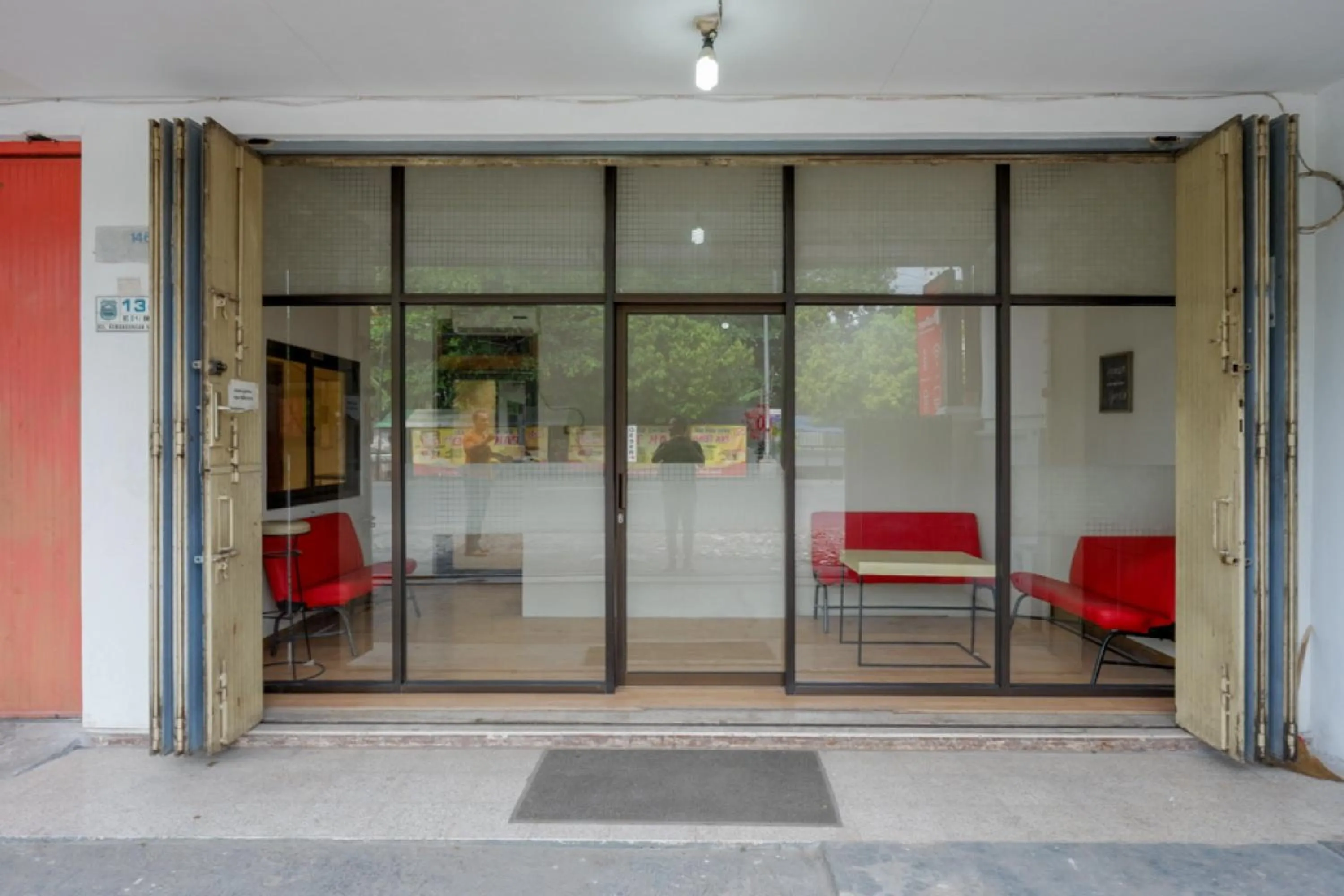 Facade/entrance in RedDoorz near Pacific Mall Tegal 2