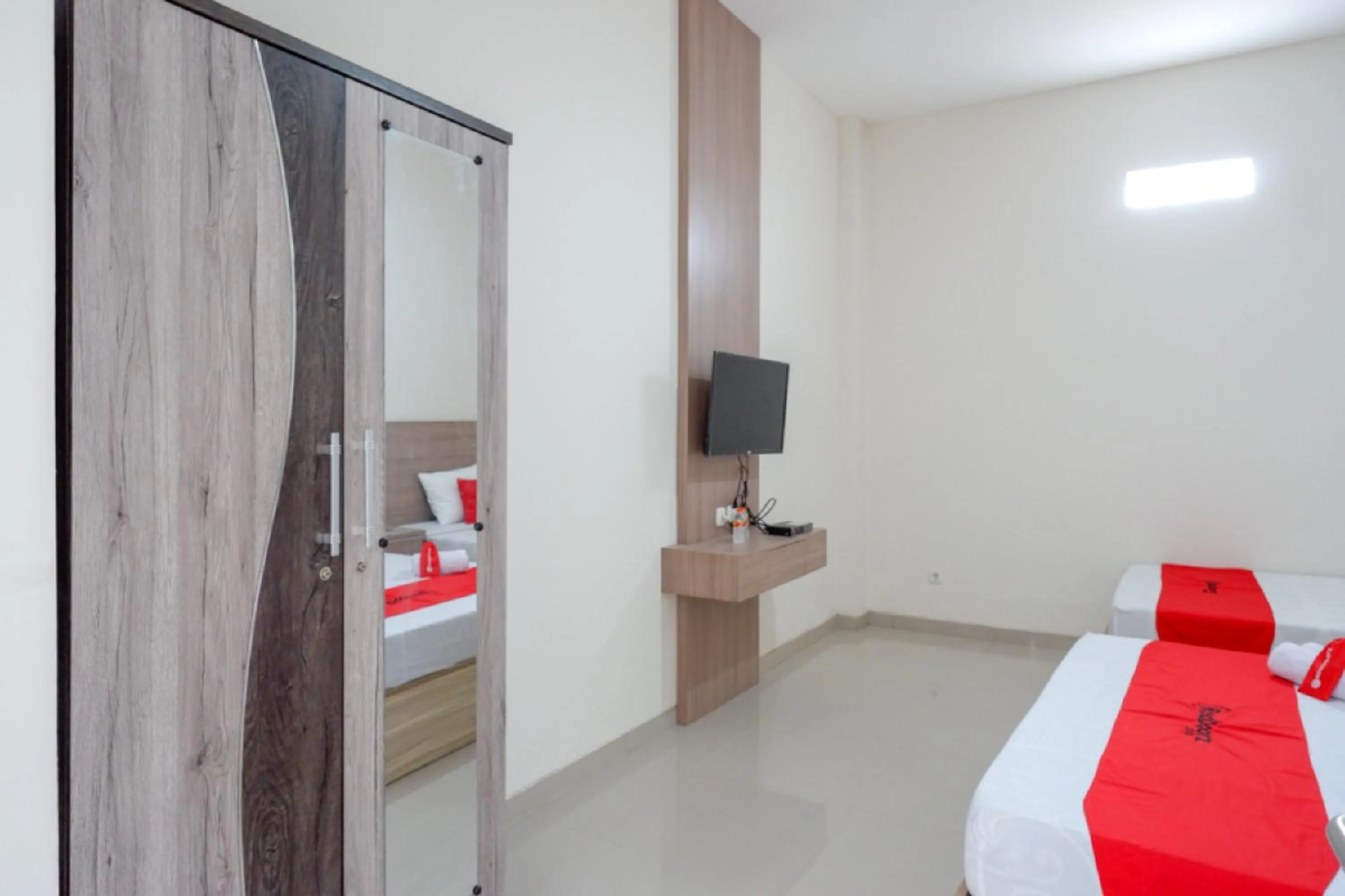 TV and multimedia, Bed in RedDoorz near Pacific Mall Tegal 2