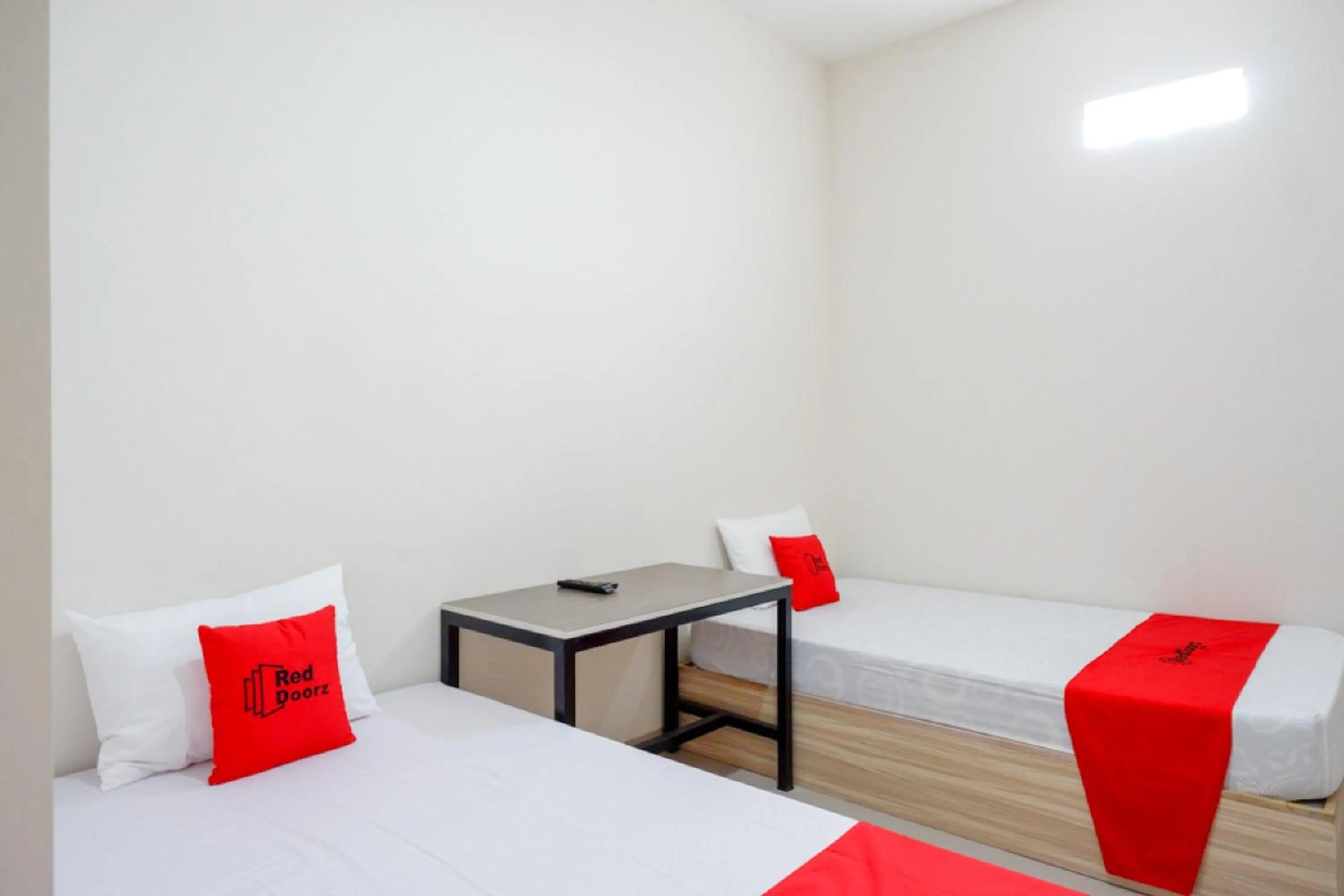 Bedroom, Bed in RedDoorz near Pacific Mall Tegal 2