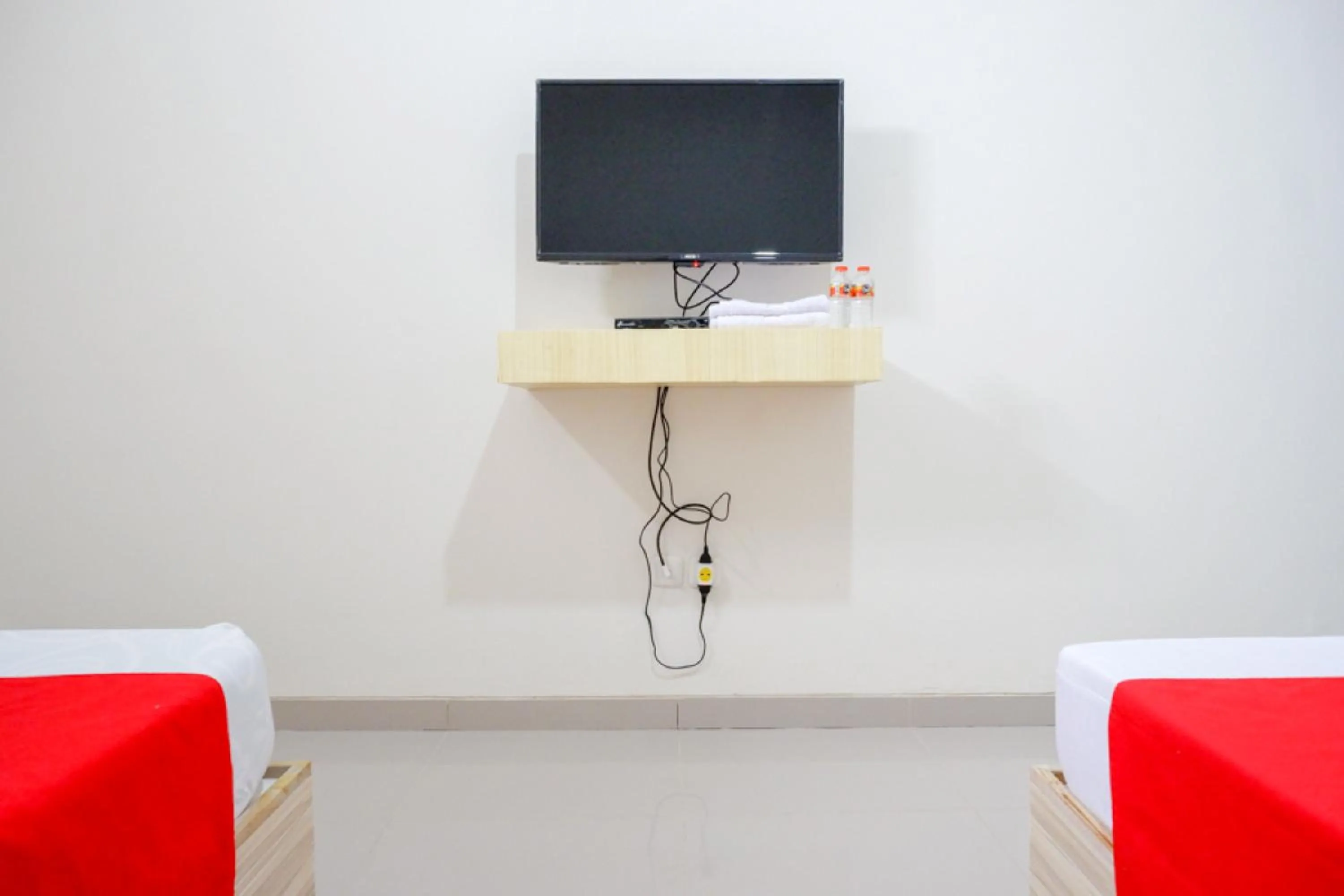 TV and multimedia in RedDoorz near Pacific Mall Tegal 2