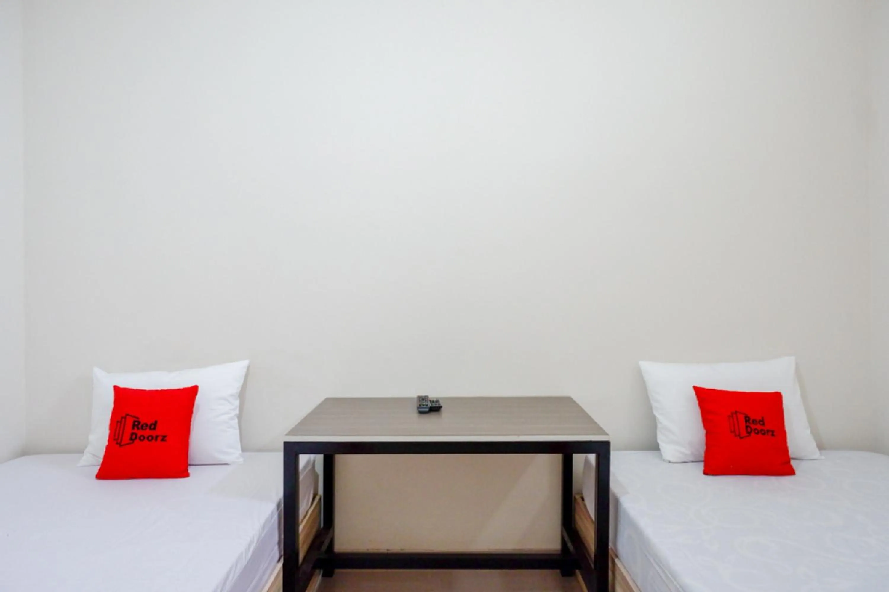 Bedroom in RedDoorz near Pacific Mall Tegal 2