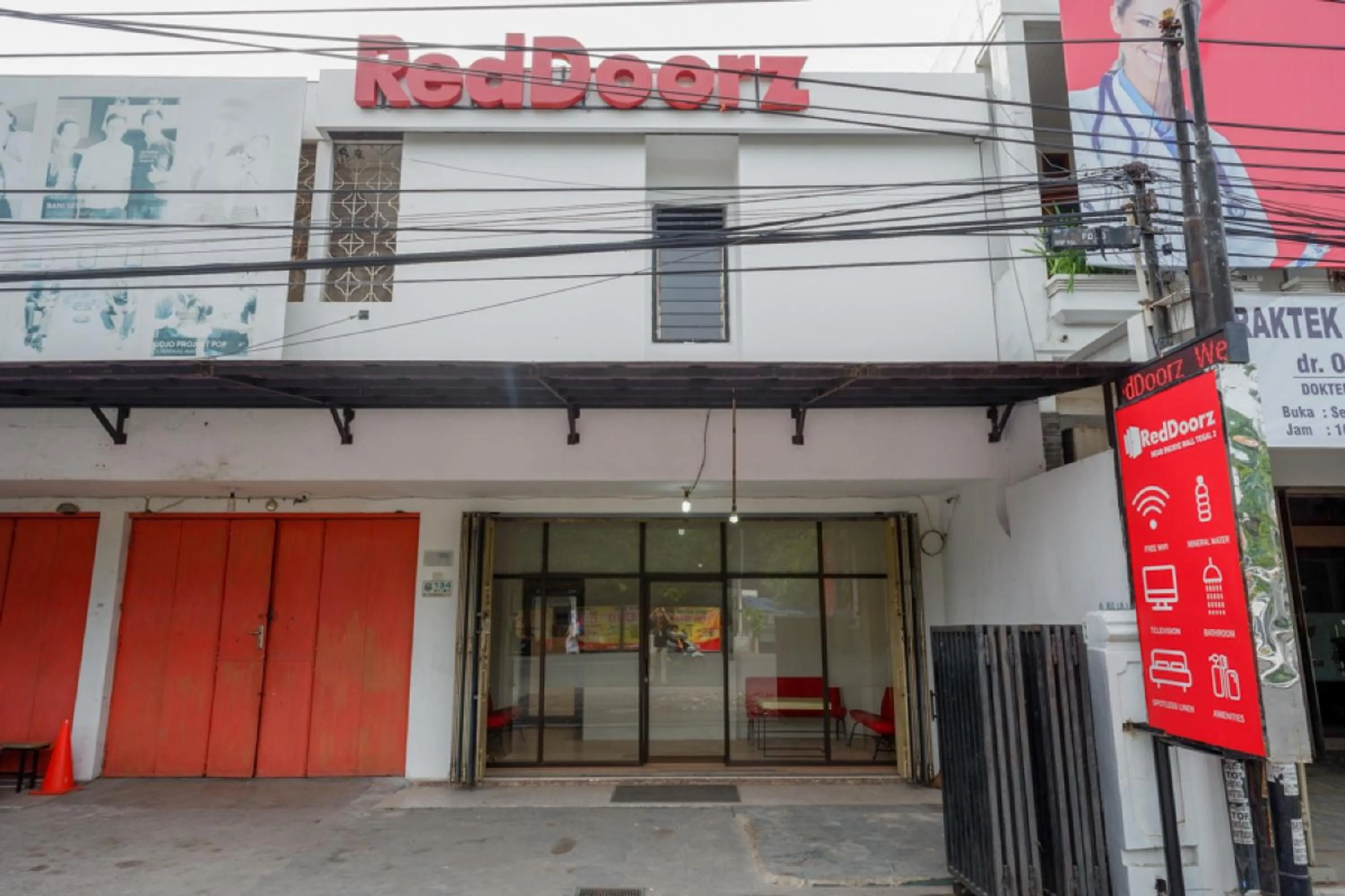 Facade/entrance in RedDoorz near Pacific Mall Tegal 2