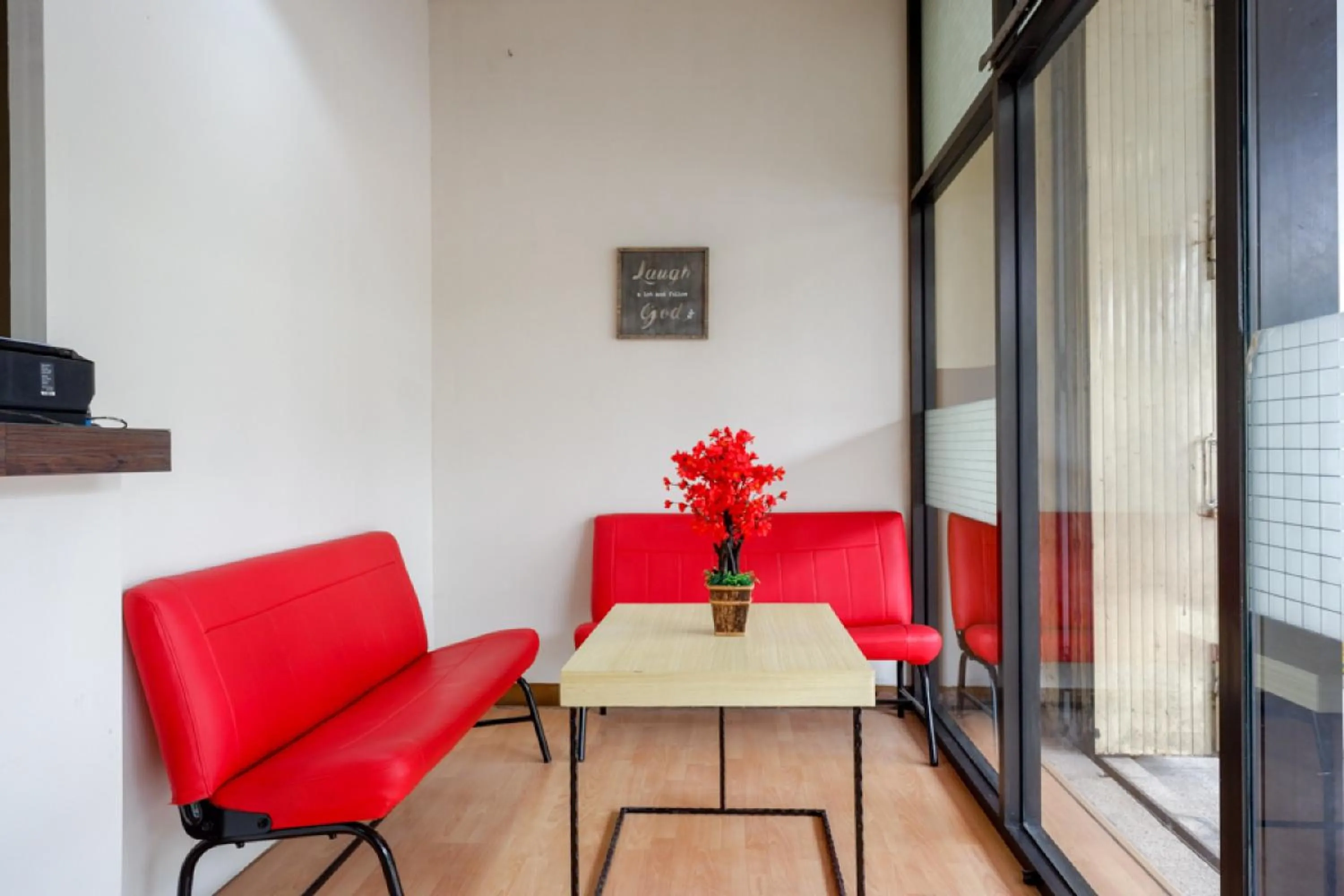 Living room in RedDoorz near Pacific Mall Tegal 2